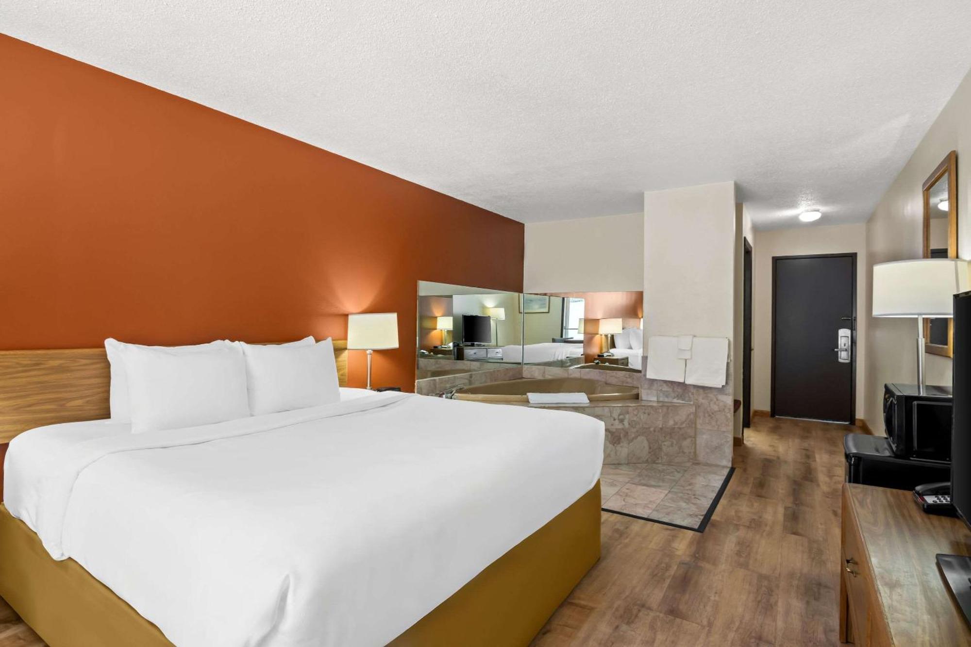 King Room Whirlpool Non Smoking or Interior Corridor