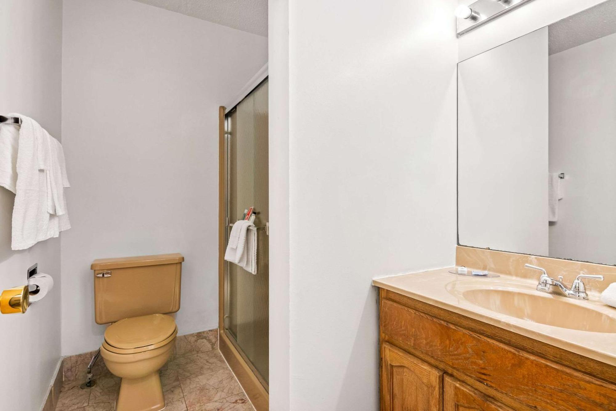 King Room Whirlpool Non Smoking or Interior Corridor