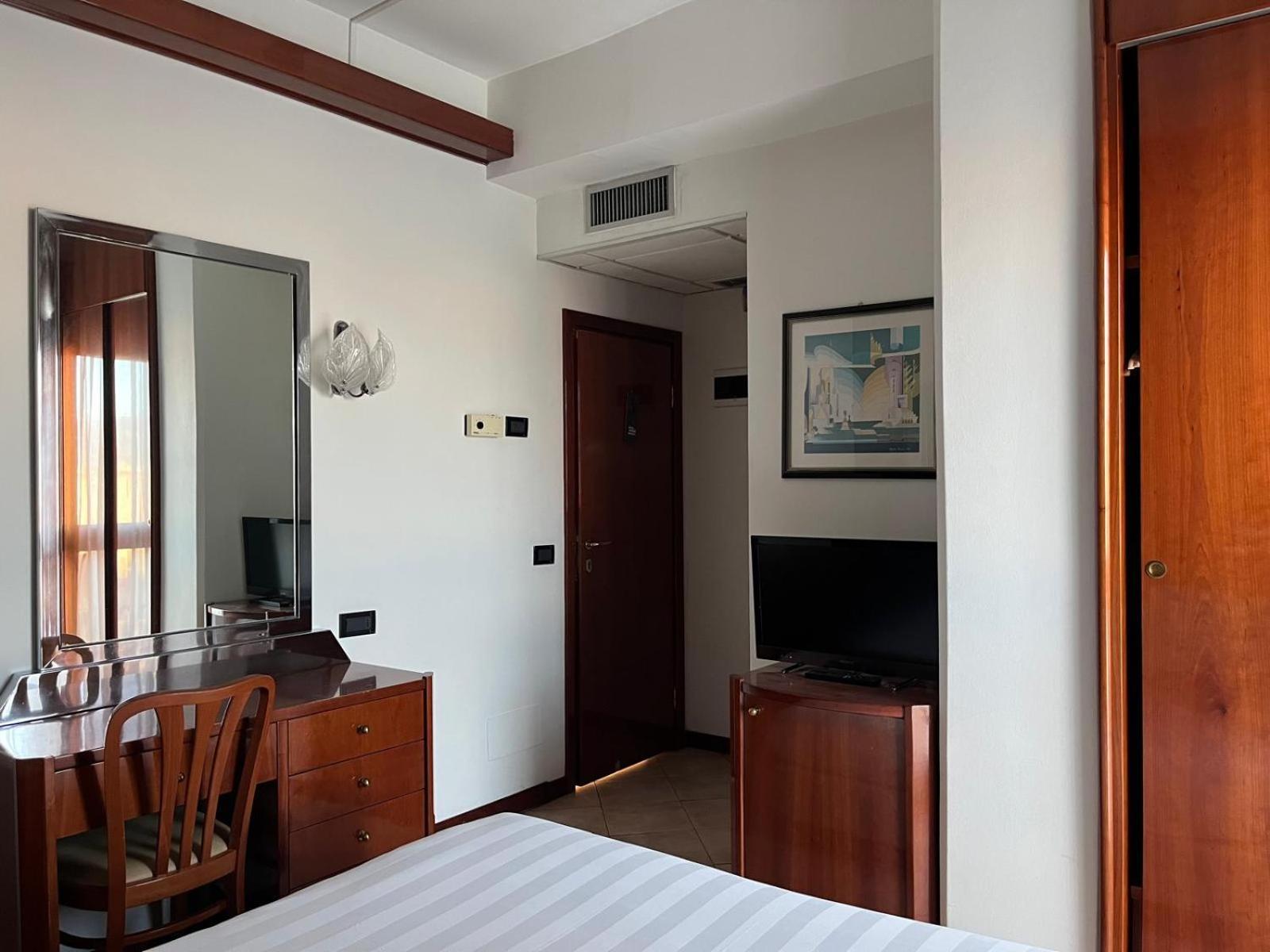 Small Double Room,1641010451:JPEG