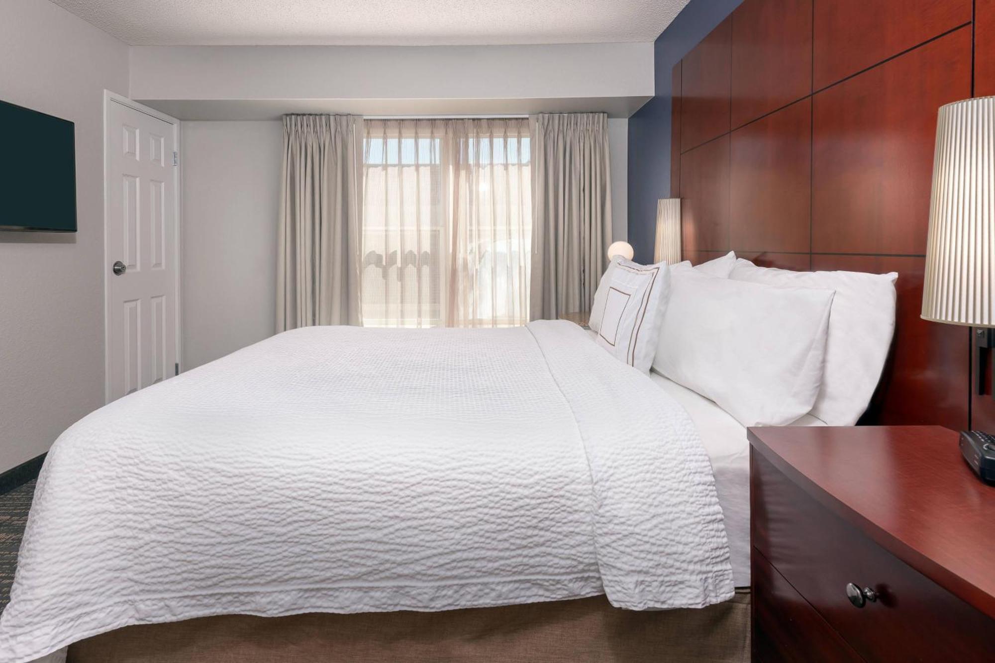 One-Bedroom Queen Suite Sofa Bed