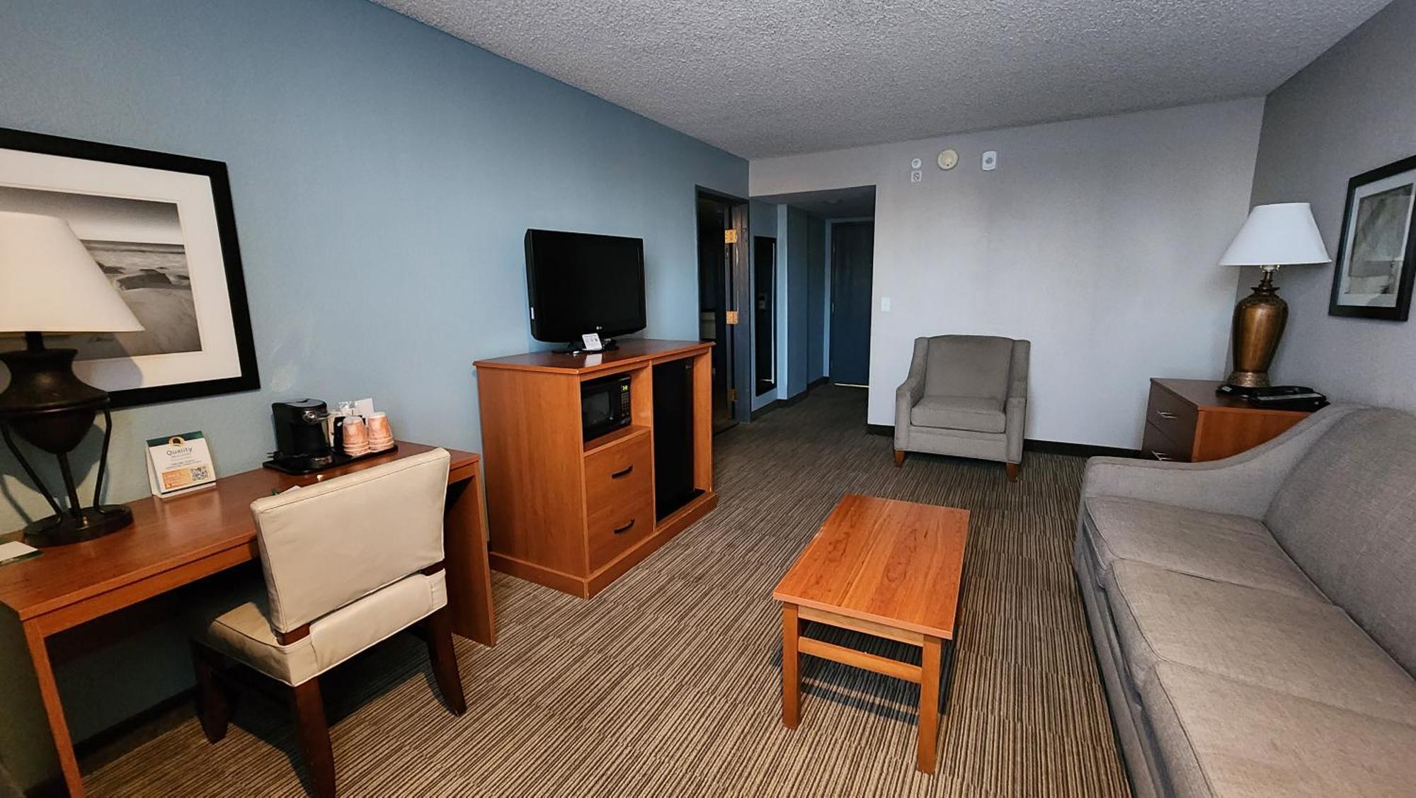 One-Bedroom Queen Suite Two Queen Beds Sofa Bed No Pets