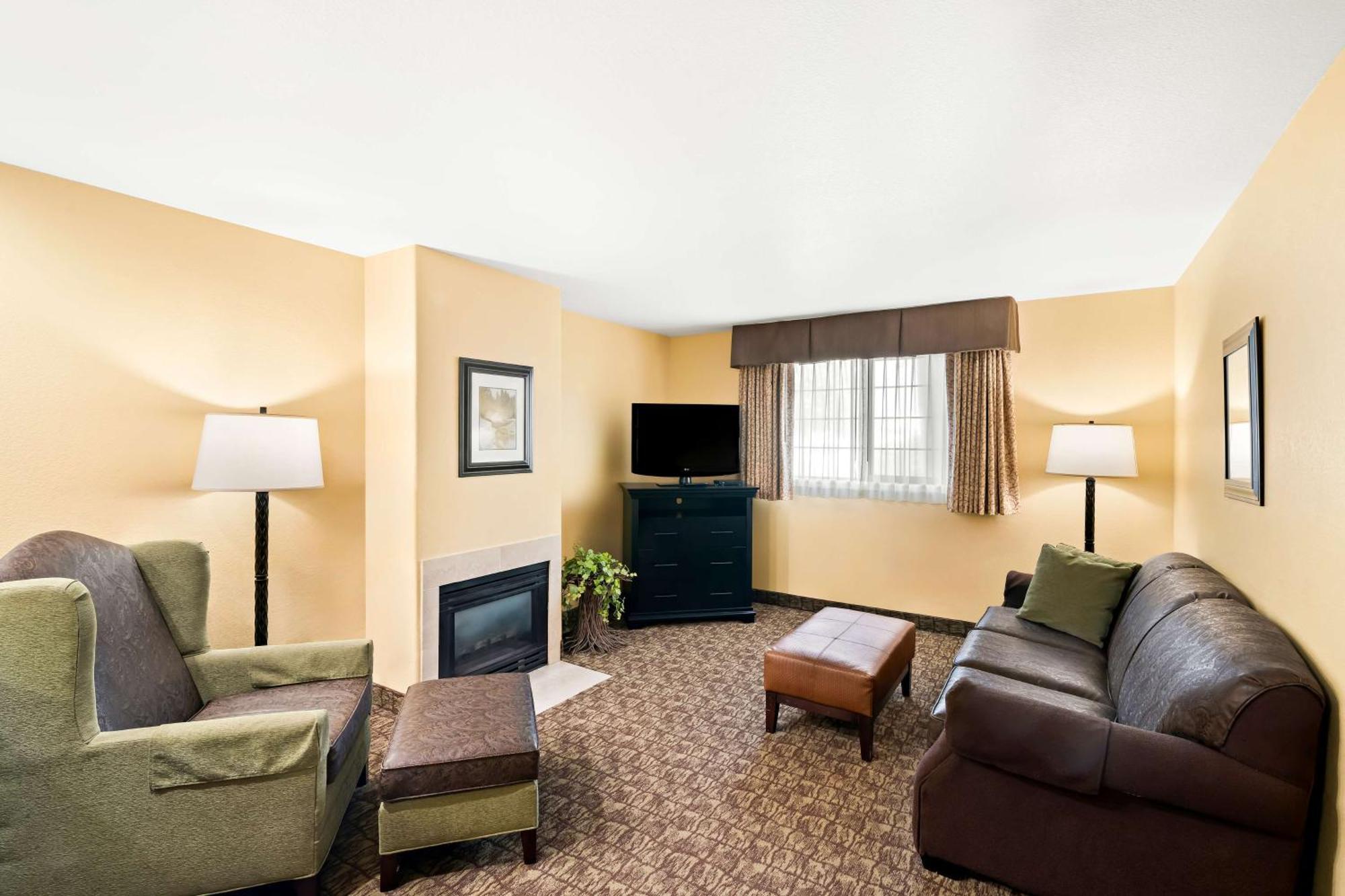 King Suite Fireplace Kitchenette Non-Smoking