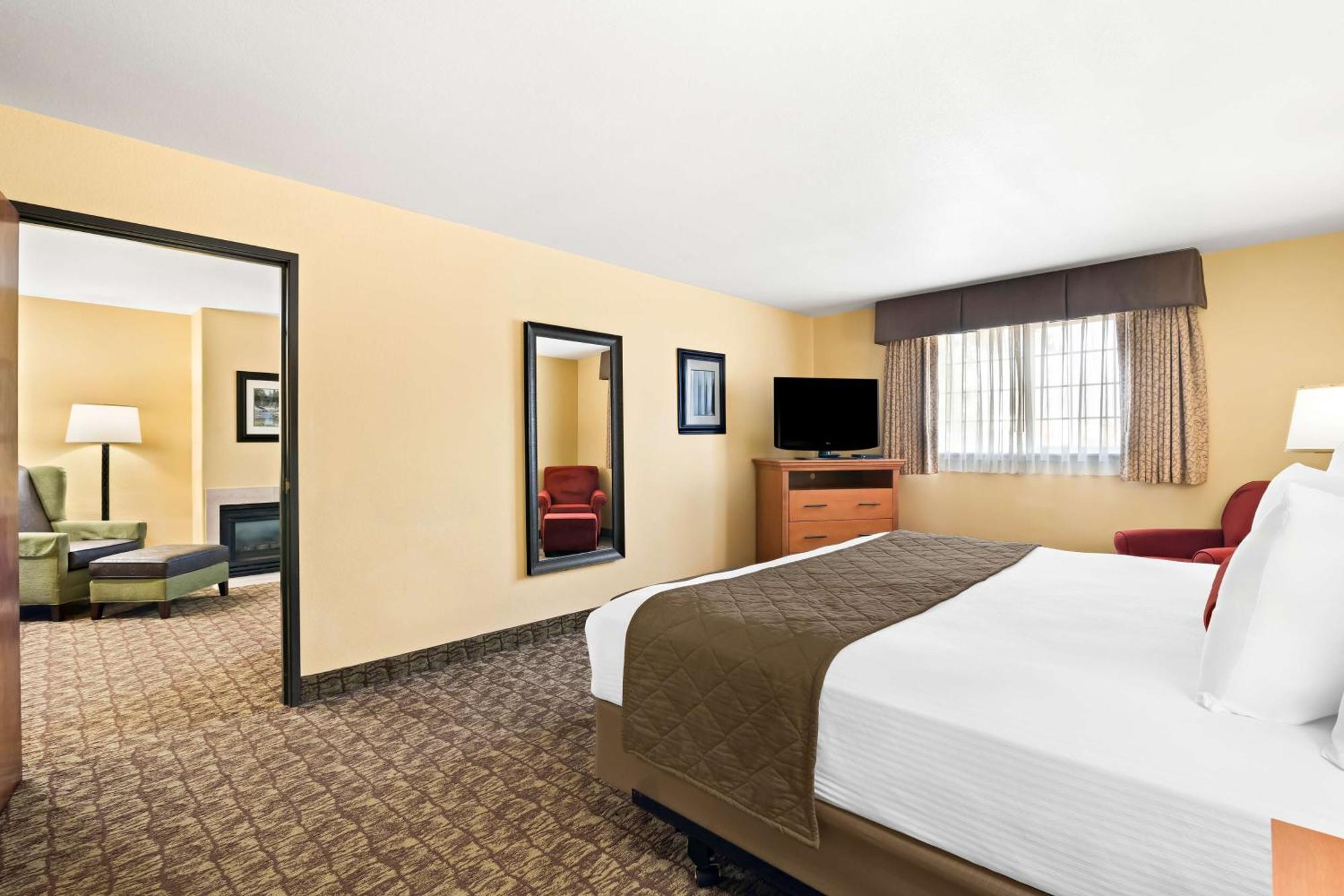 King Suite Fireplace Kitchenette Non-Smoking