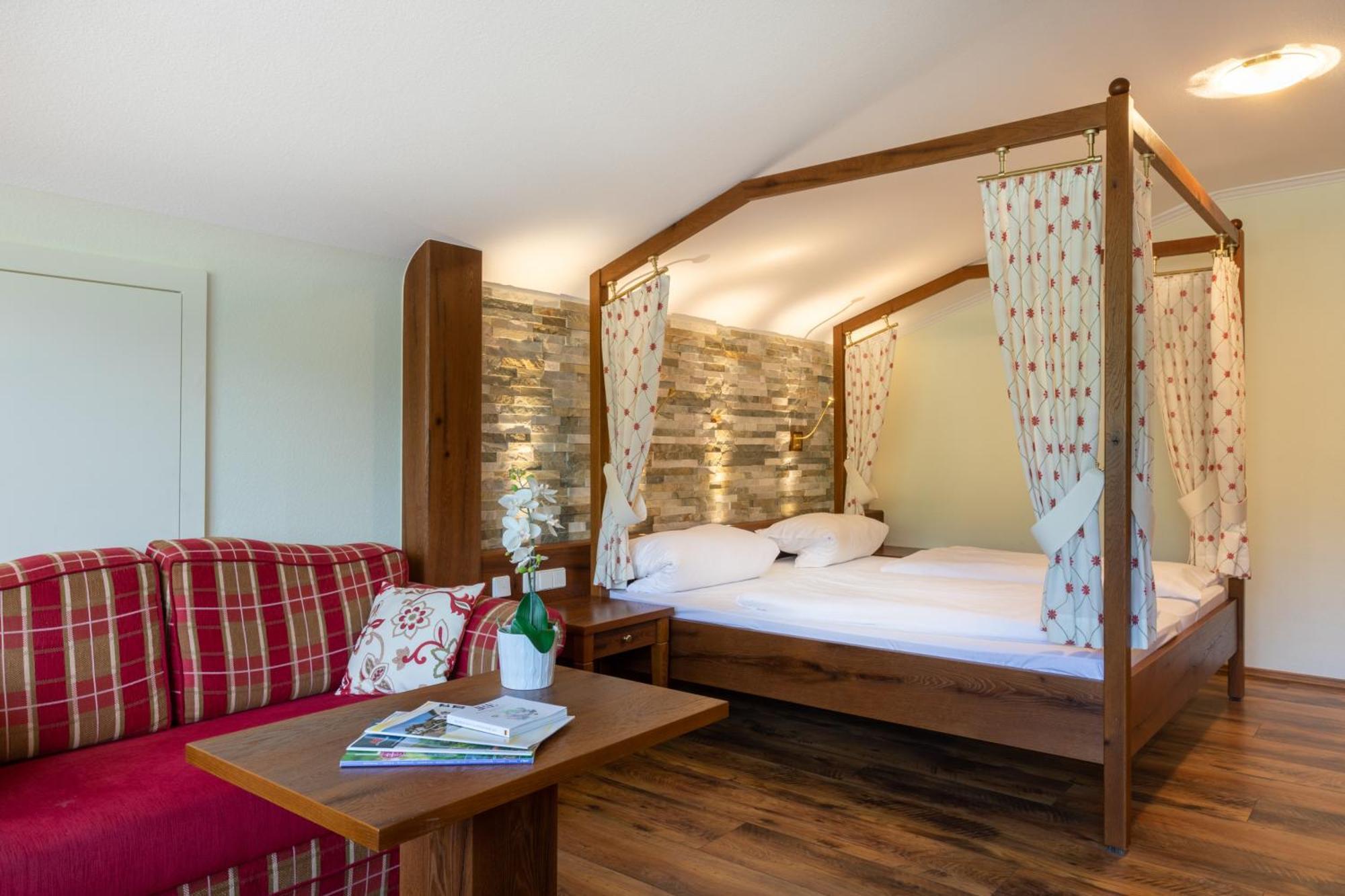 Double Room canopy bed