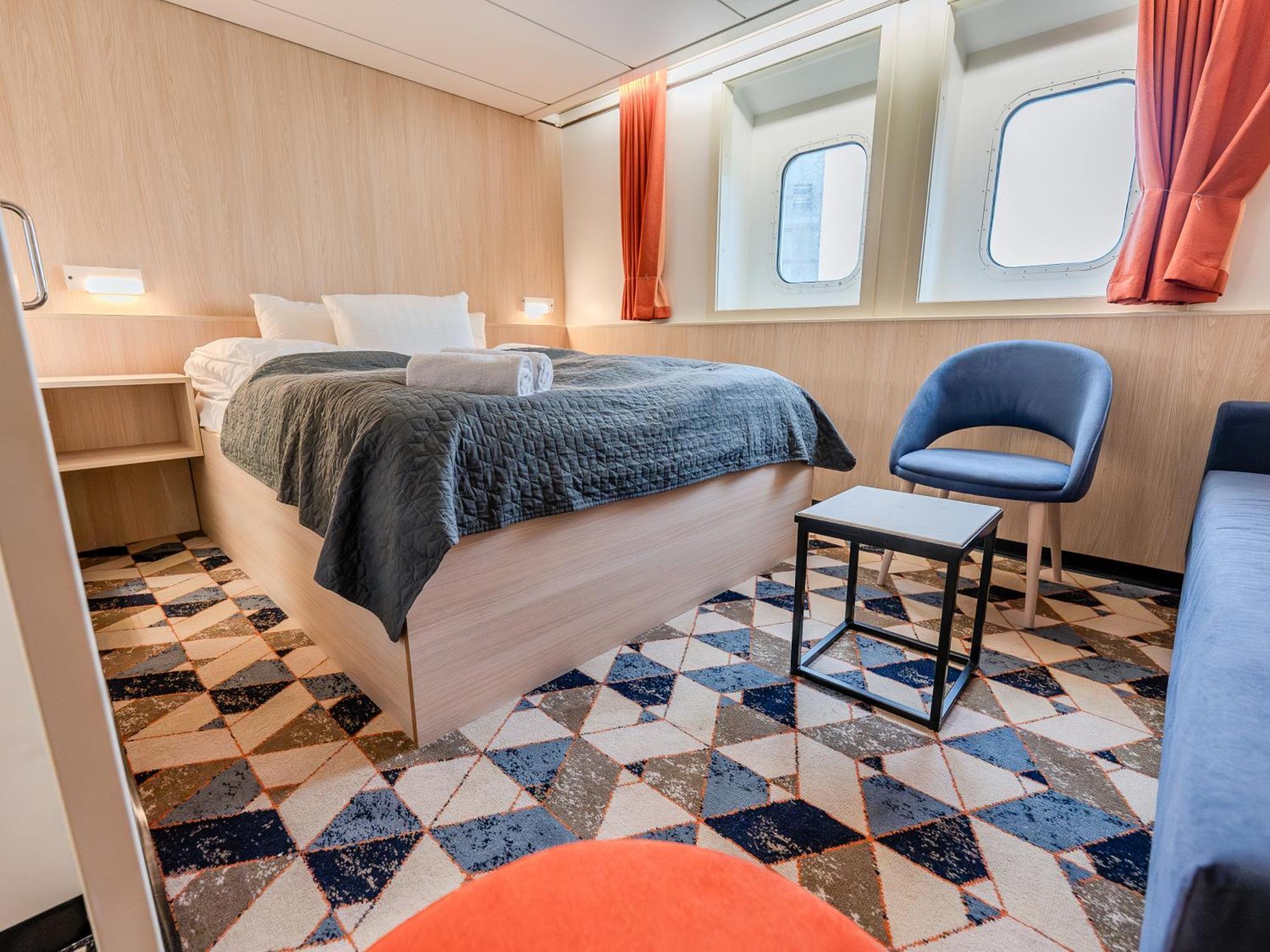 Commodore Class cabin with sea view, 3-berth