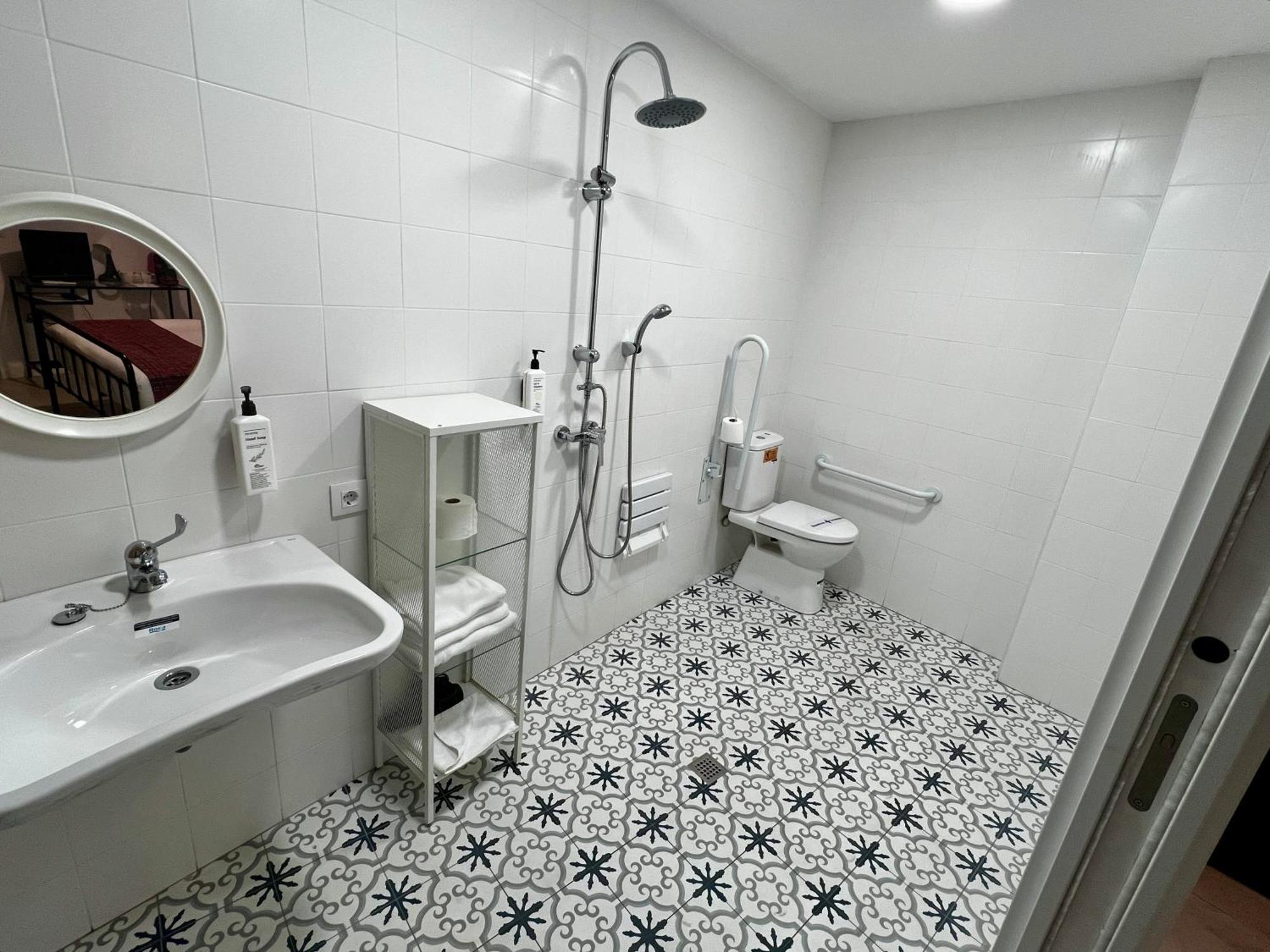 Habitación adaptada para personas con movilidad reducida - Cama grande