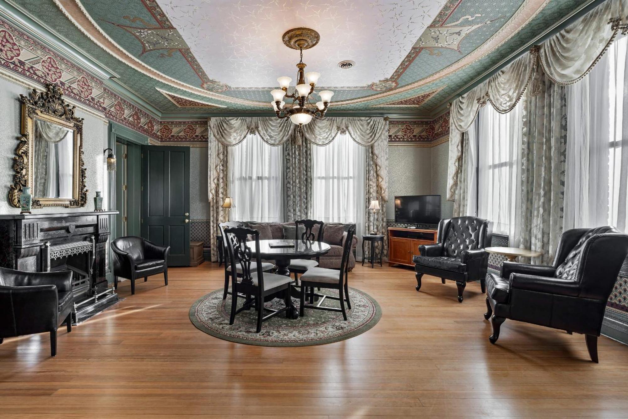 Luxury Two-Bedroom Apartment