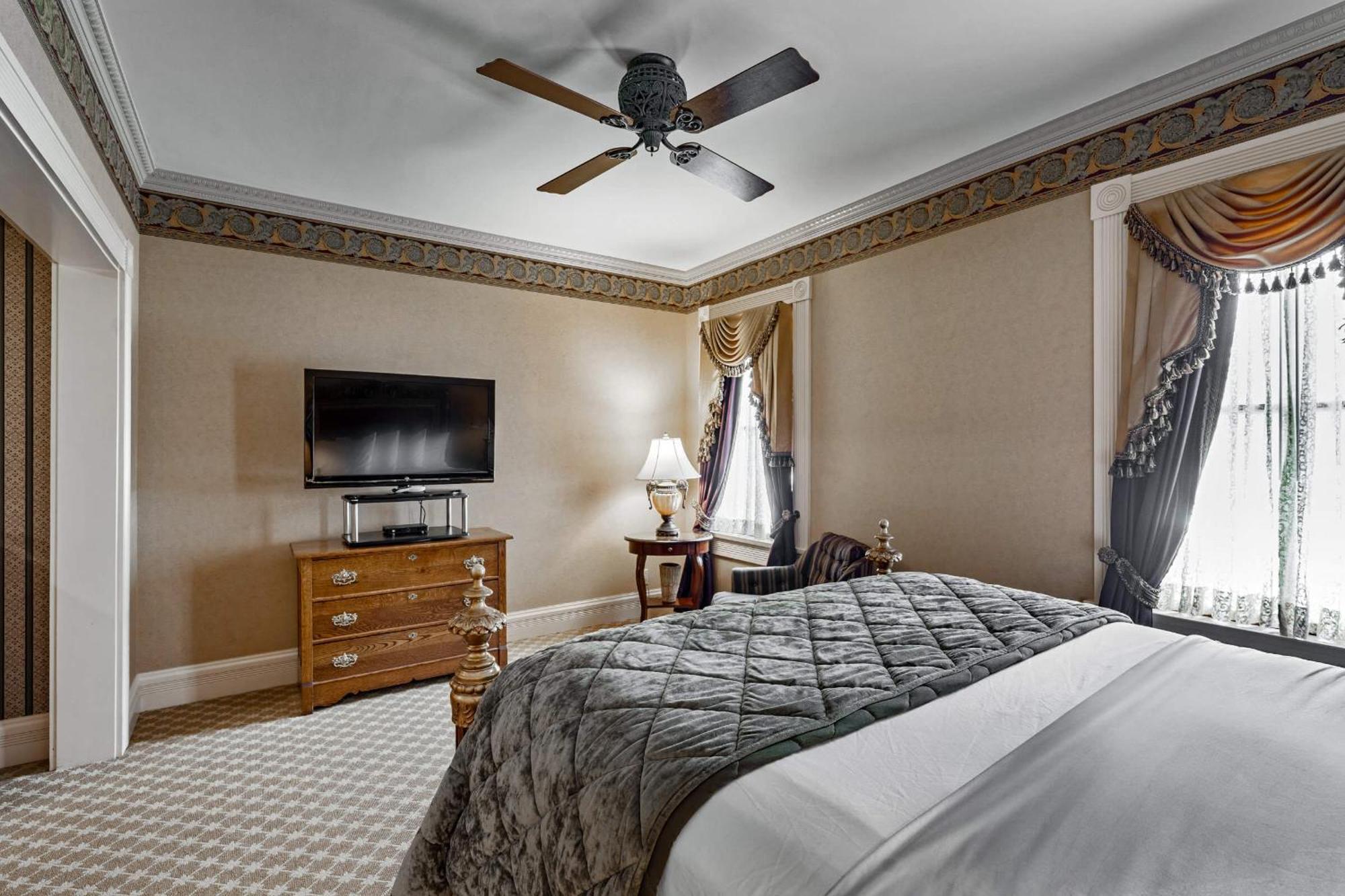 Queen Junior Suite