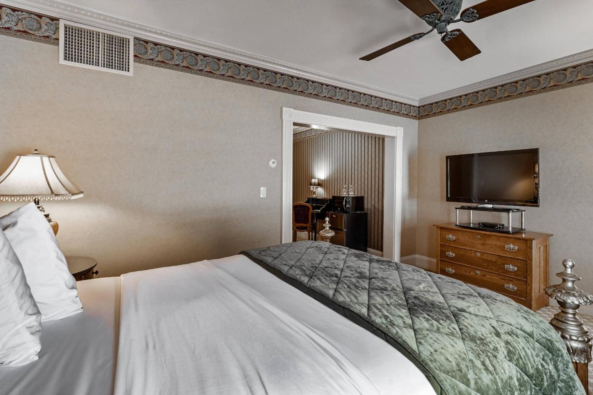 Queen Junior Suite