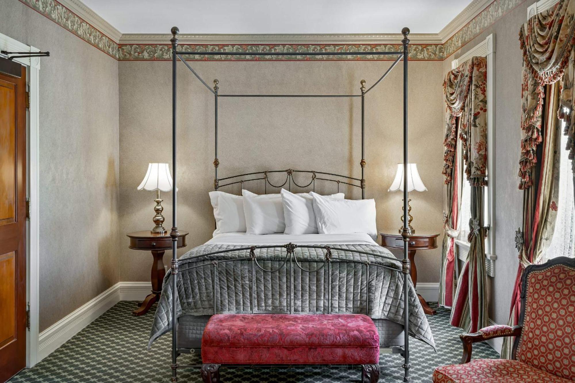 Queen Deluxe Room