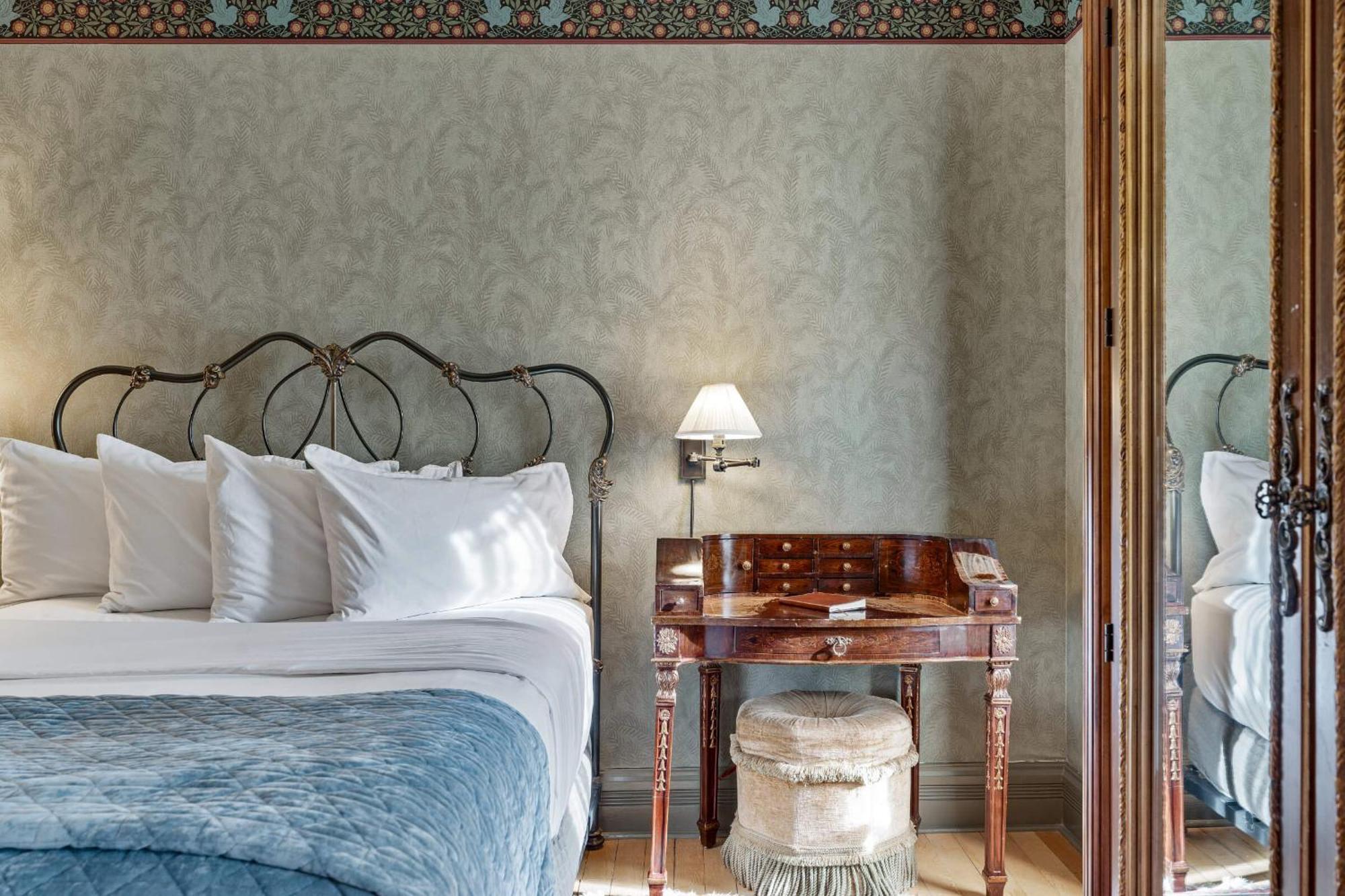 Queen Deluxe Room
