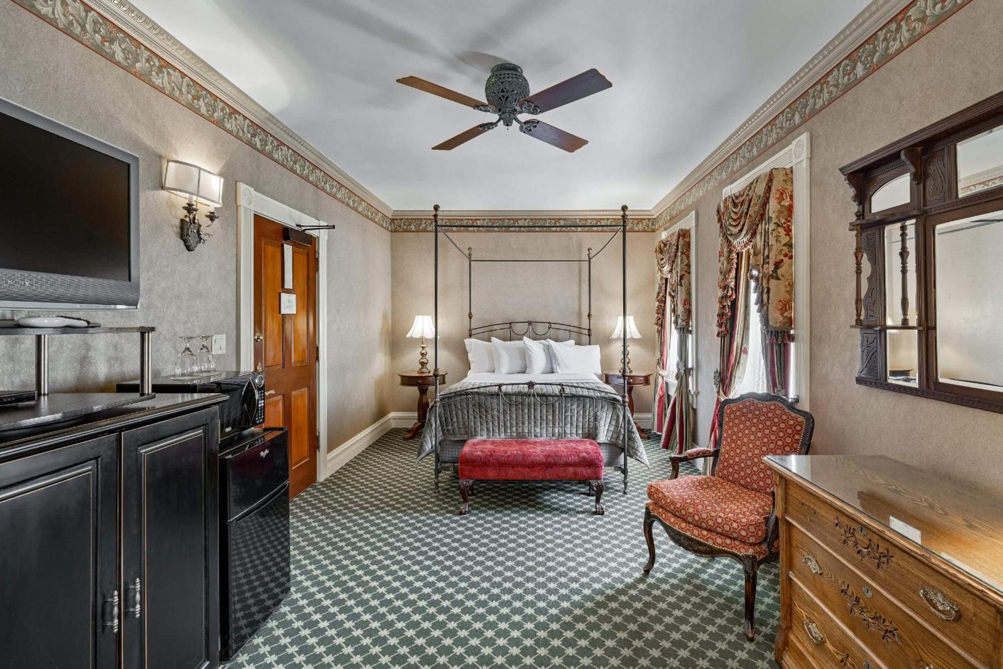 Queen Deluxe Room