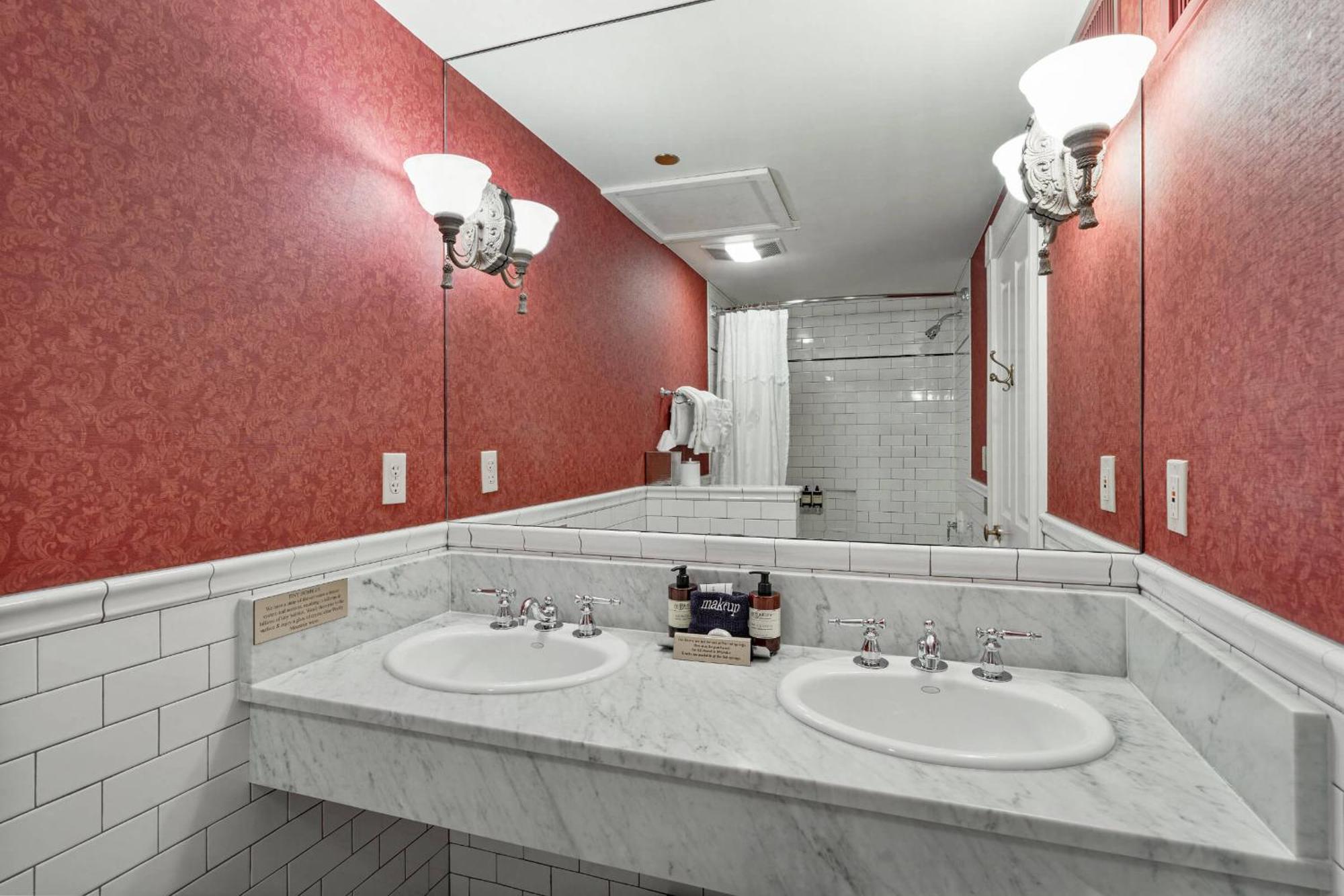 Queen Deluxe Room