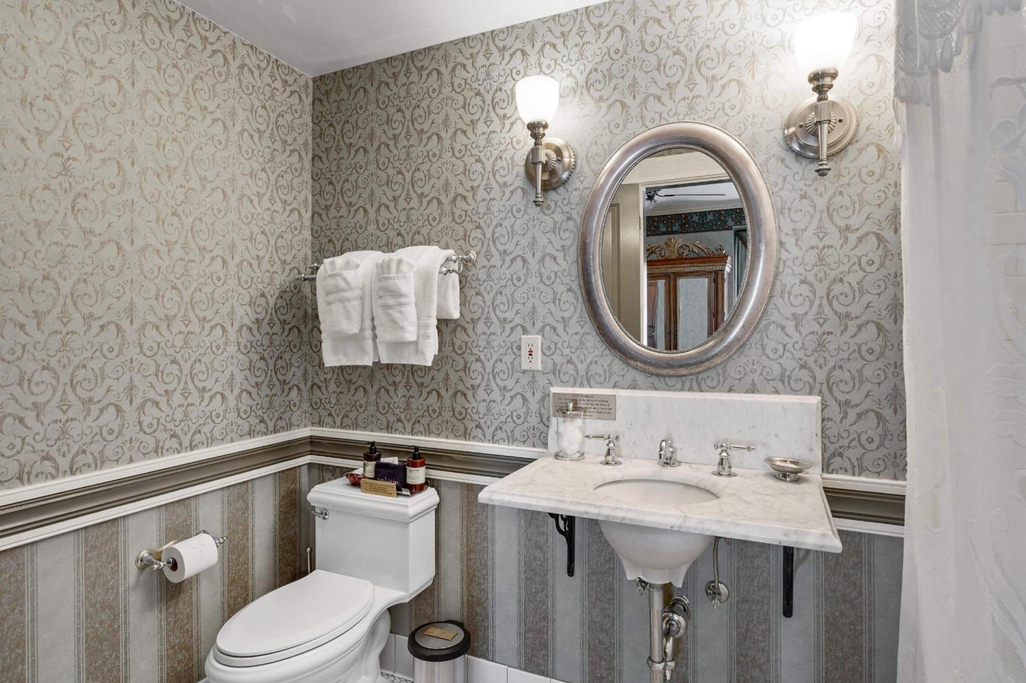 Queen Deluxe Room