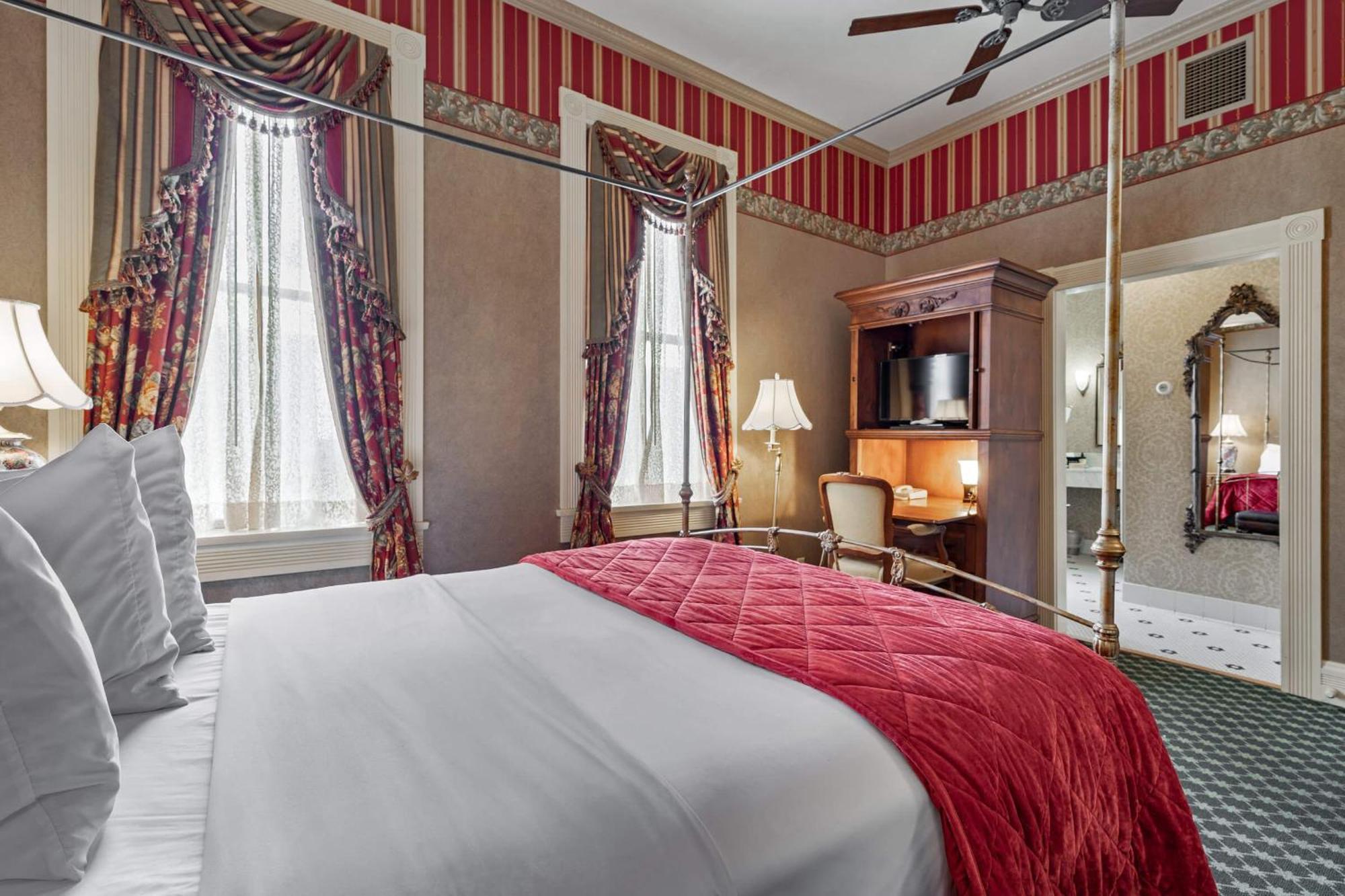 Queen Deluxe Room