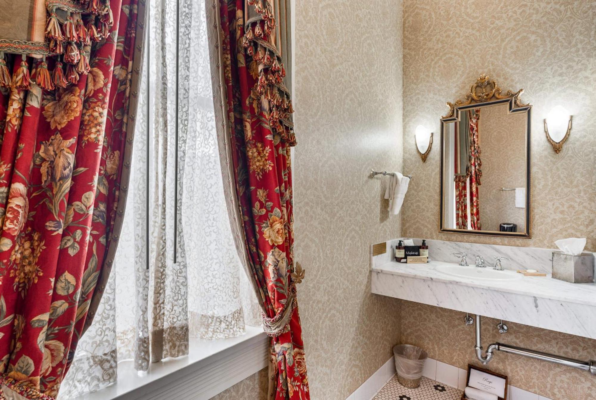 Queen Deluxe Room