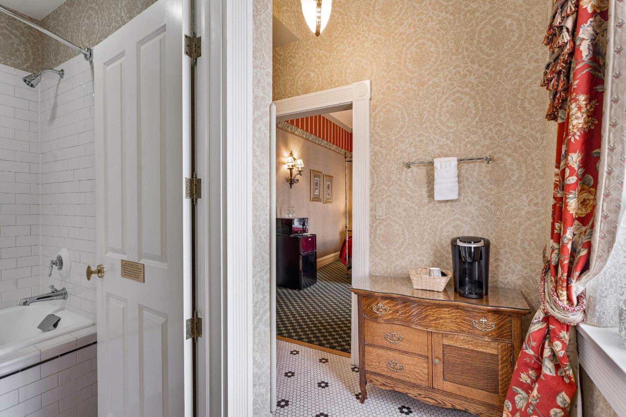 Queen Deluxe Room