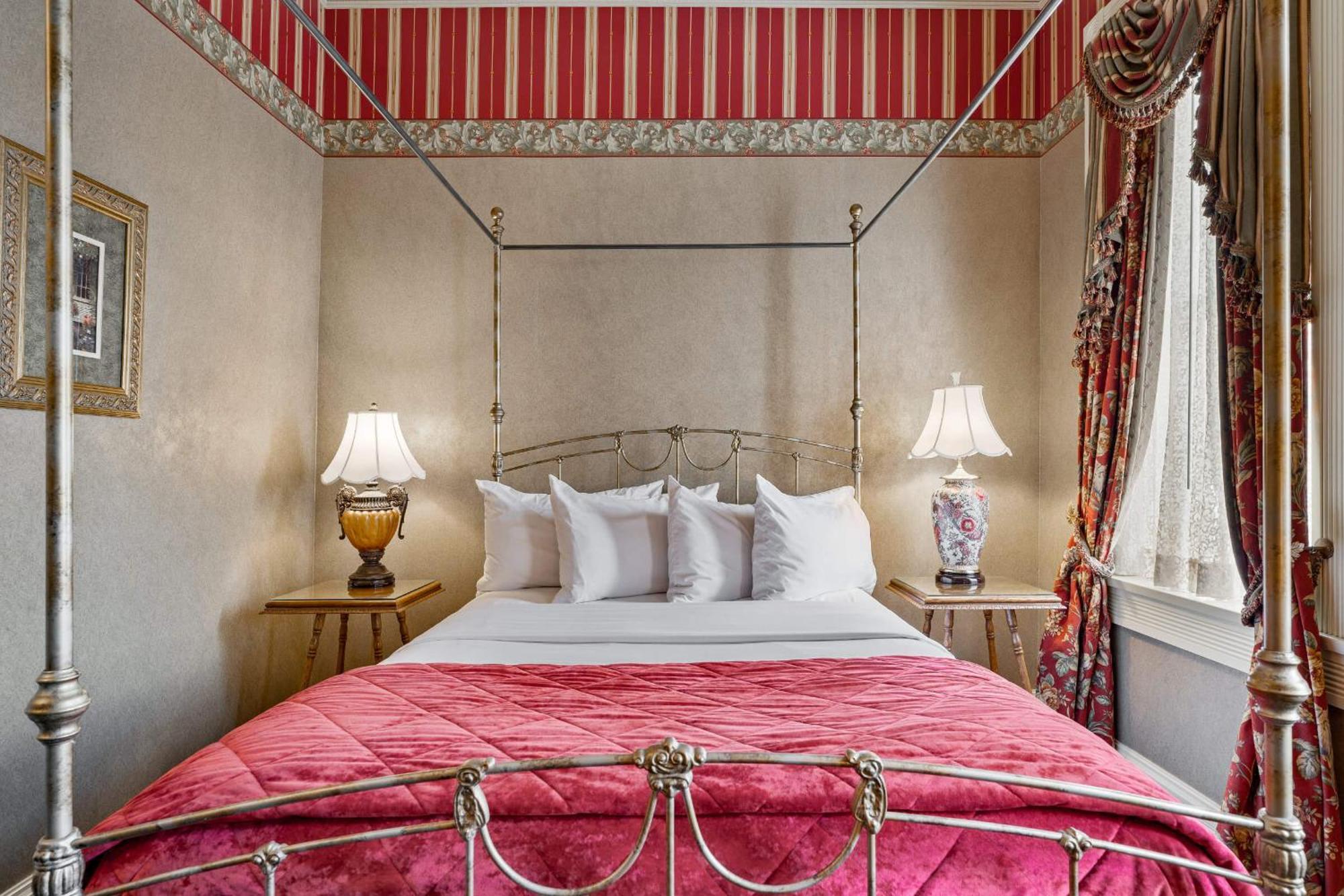 Queen Deluxe Room