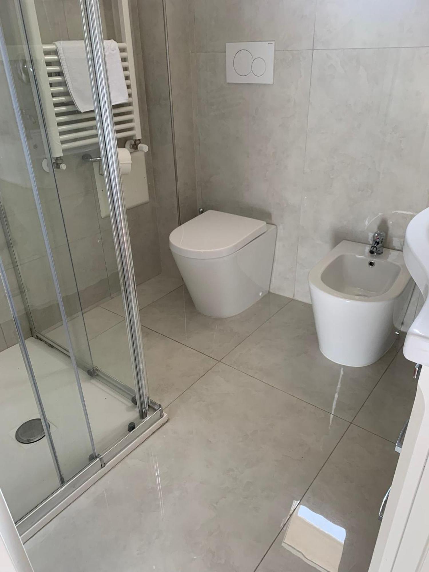 Comfort Triple Room Shower