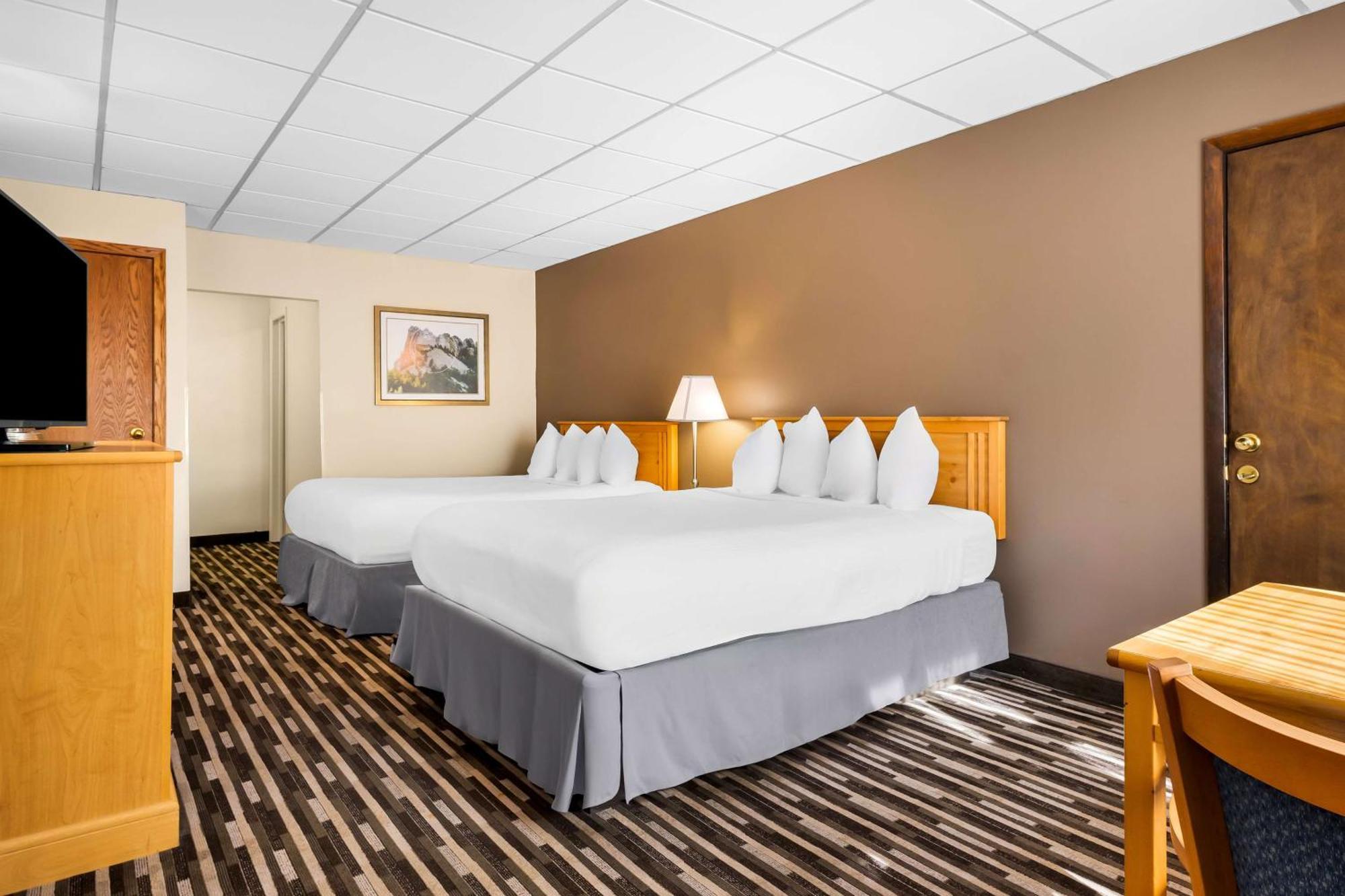 Queen Room Two Queen Beds Ground Floor or Non-Smoking