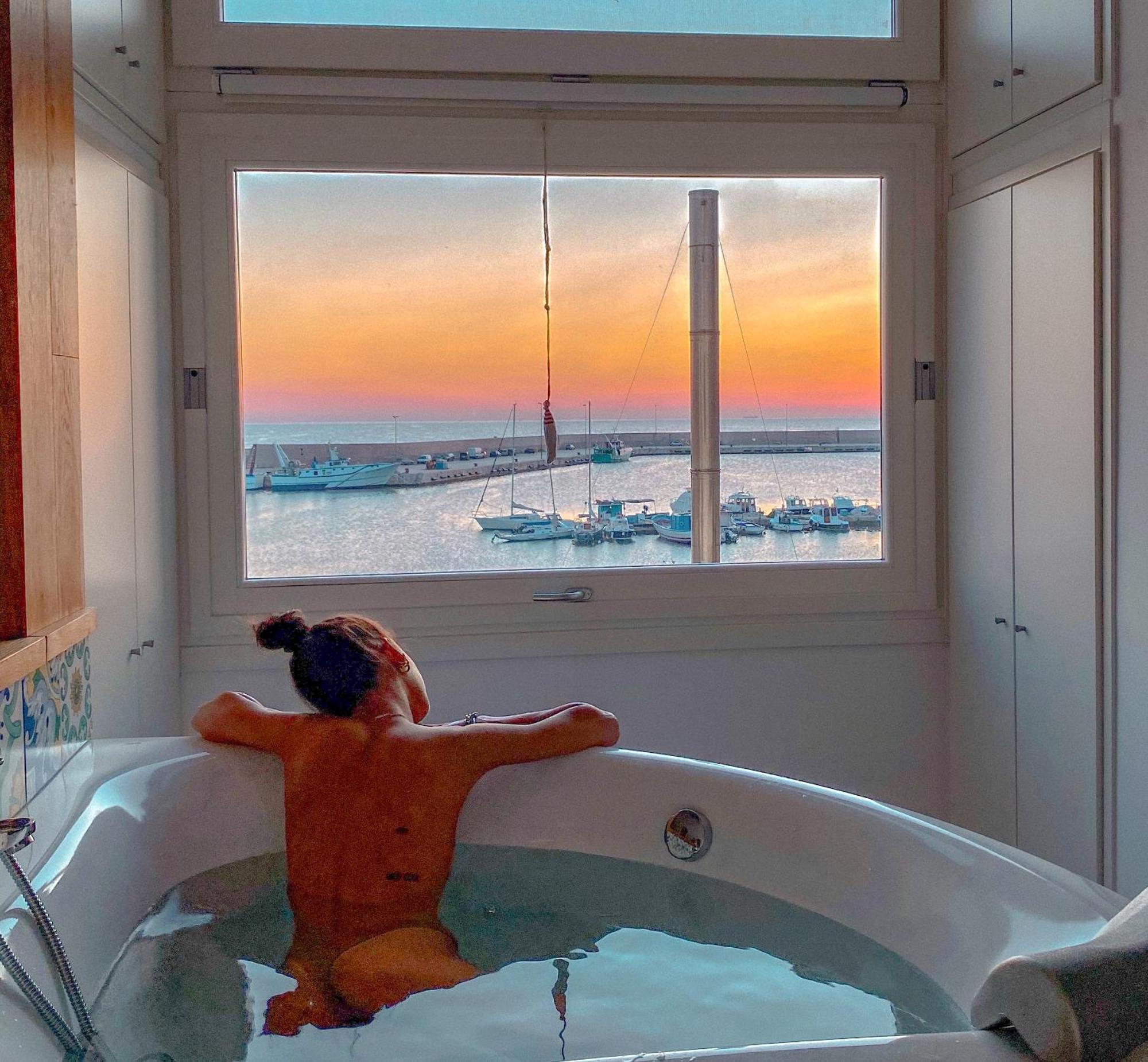 Suite Bathtub