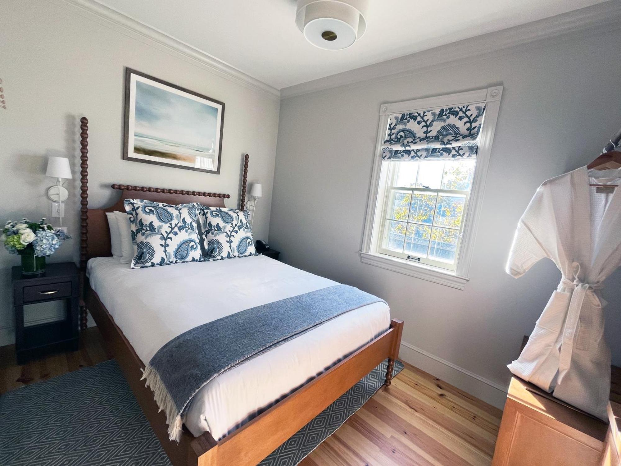 Veranda House Queen Petite