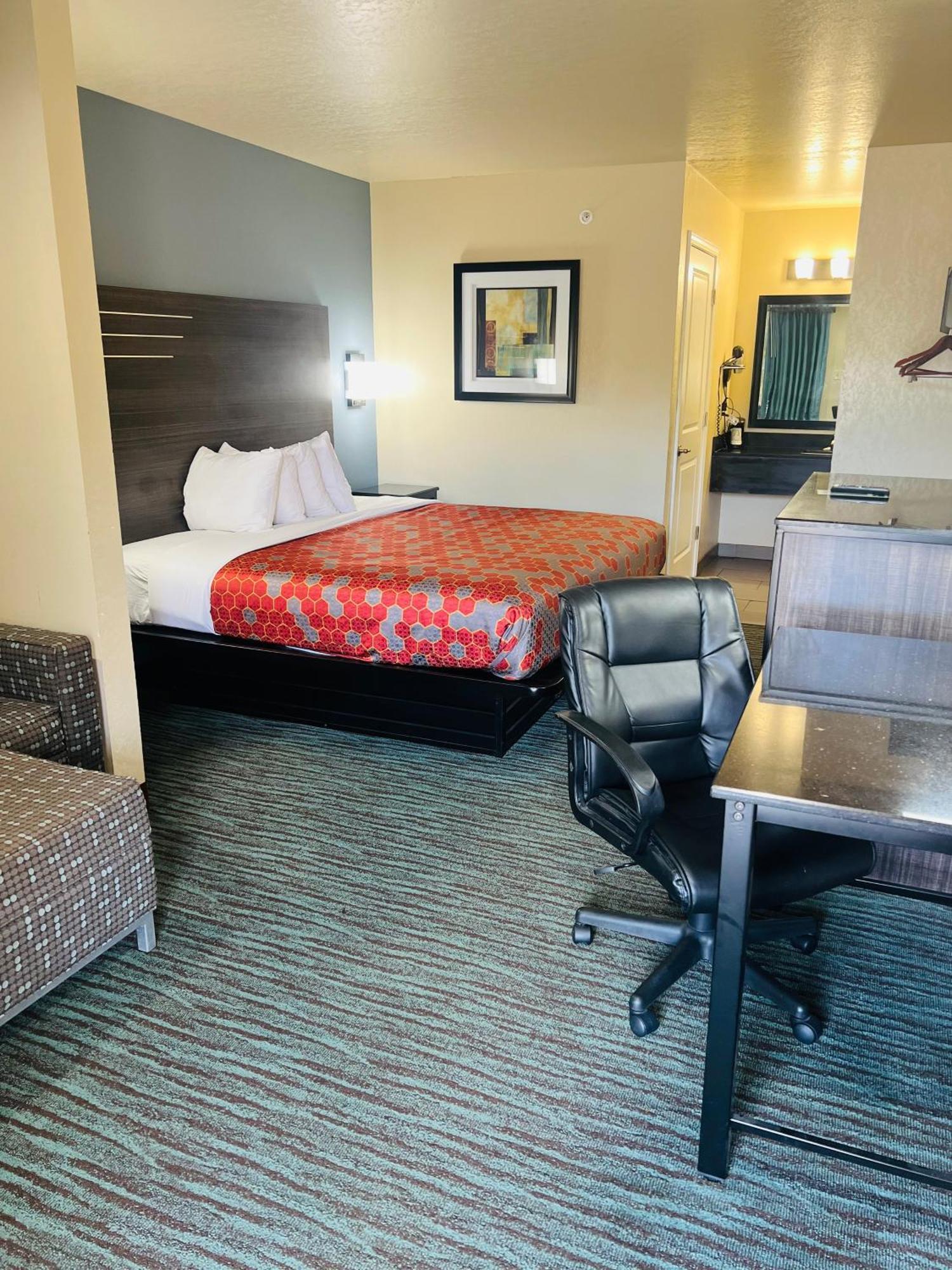 Deluxe King Suite
