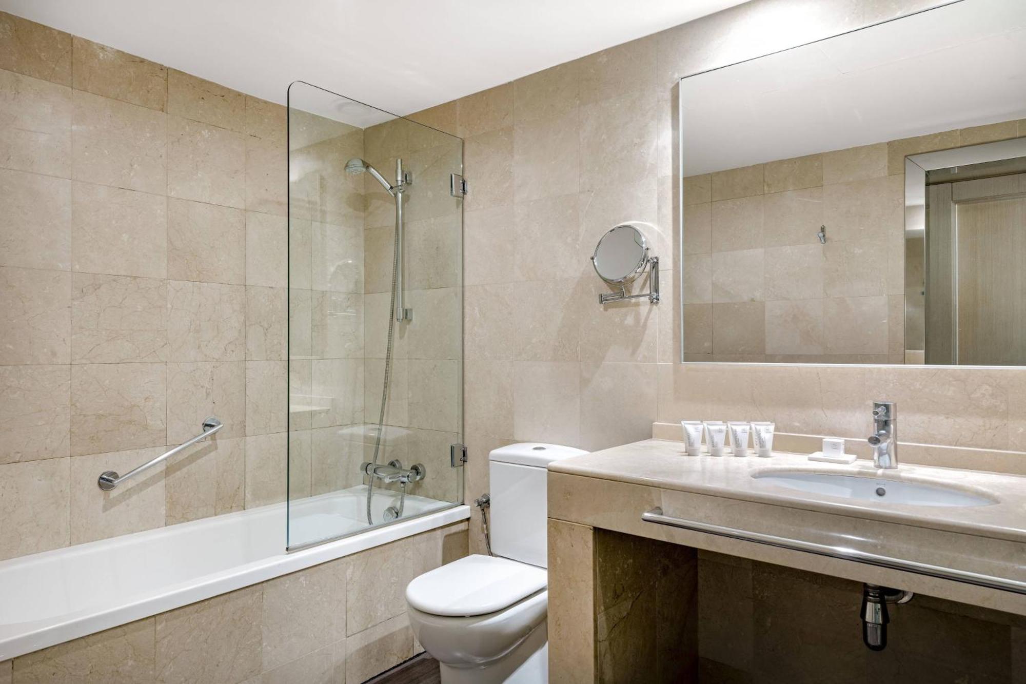 Suite de 2 Quartos com 1 Cama King-size e 2 Camas Individuais