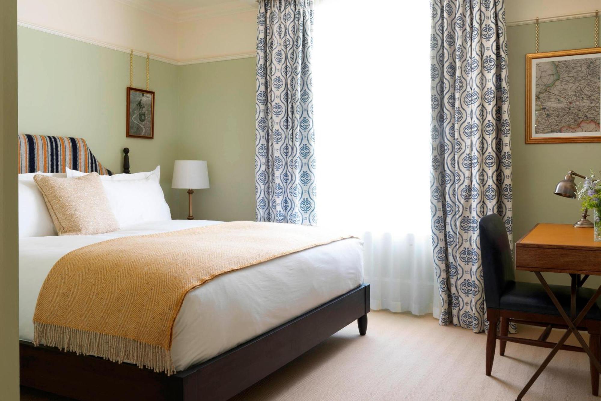 Classic Queen Room Park View