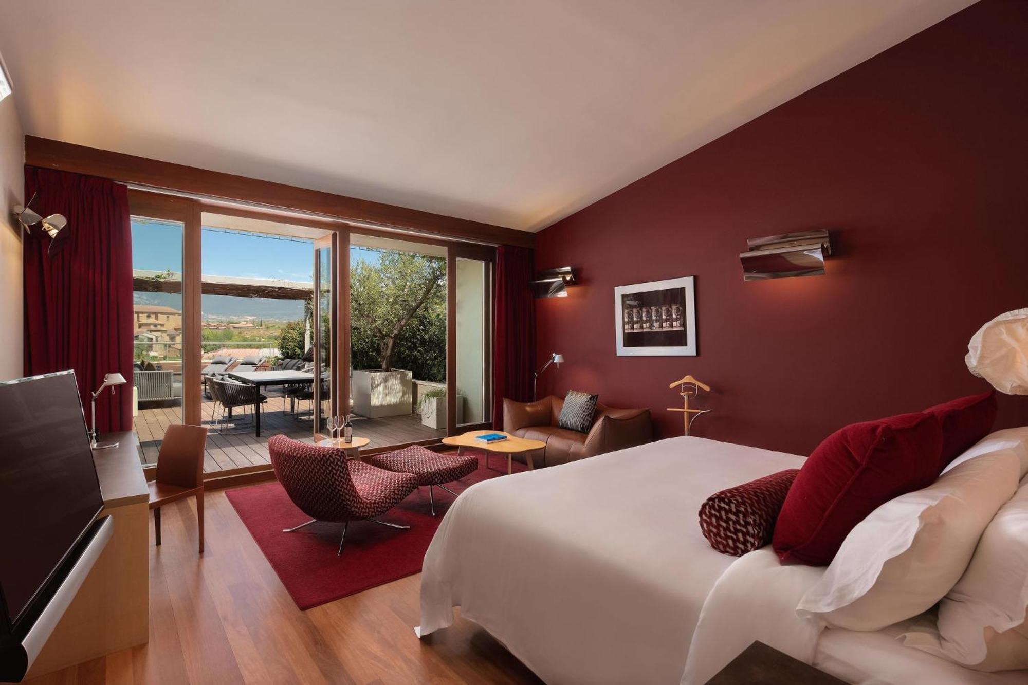 Premium Spa Terrace Guest room 1 King Gehry building view