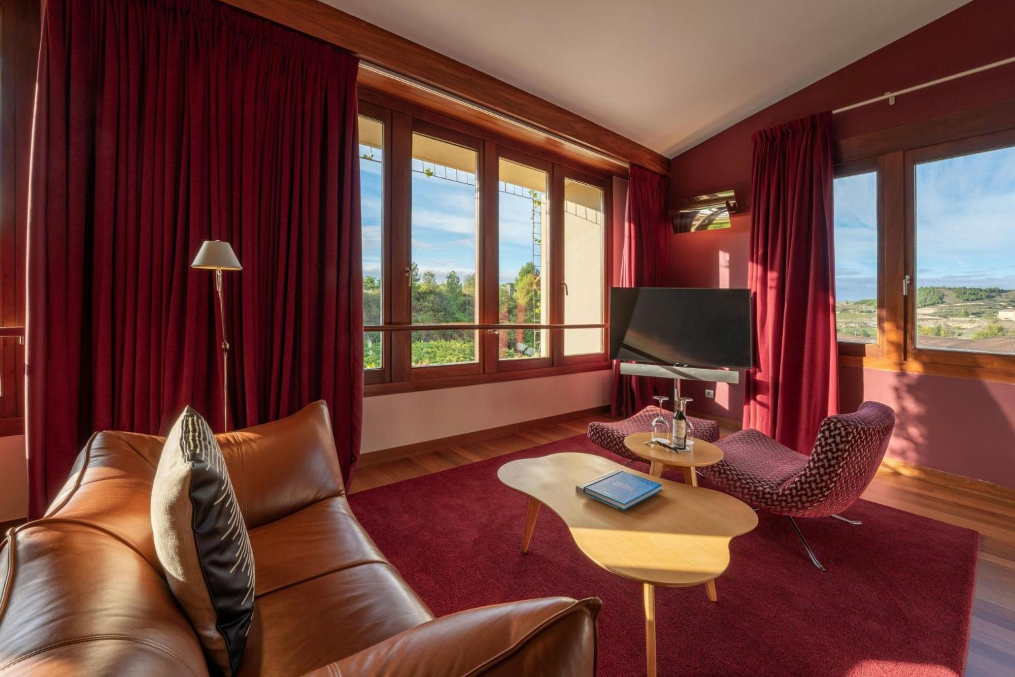 Riscal Suite 1 King Vineyards view Mountain view