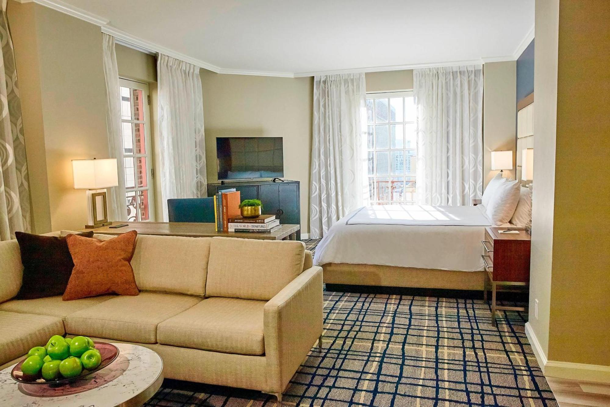 Executive Junior Suite 1 King Bed Corner location
