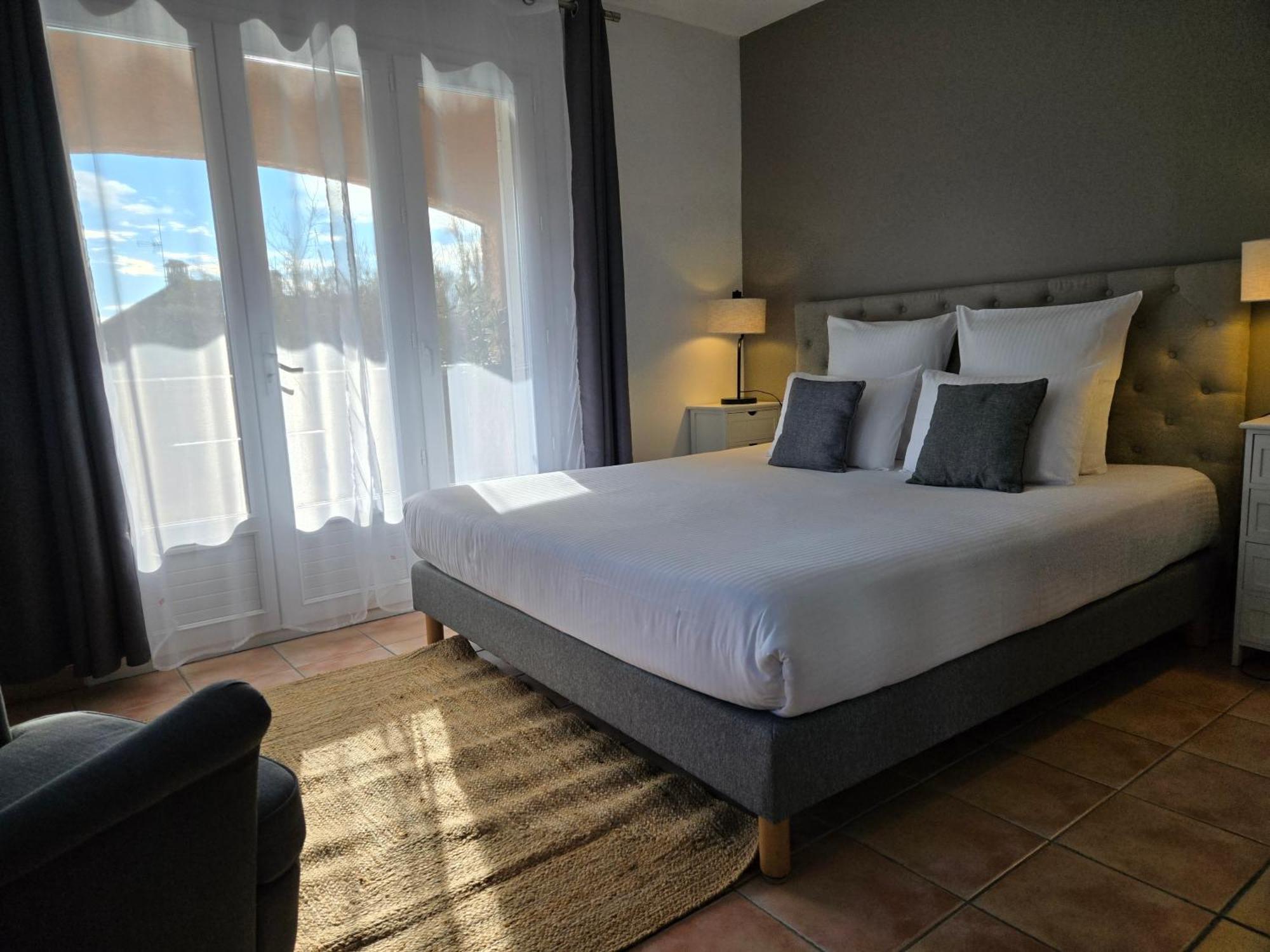 Chambre Lit King-Size - Vue sur Piscine