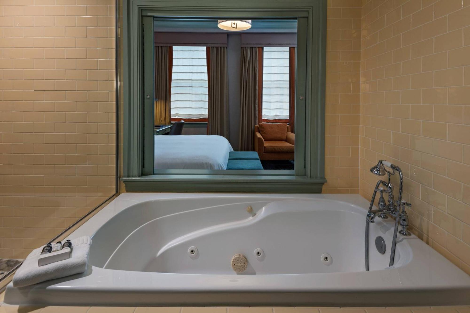 Deluxe King Room Whirlpool City View