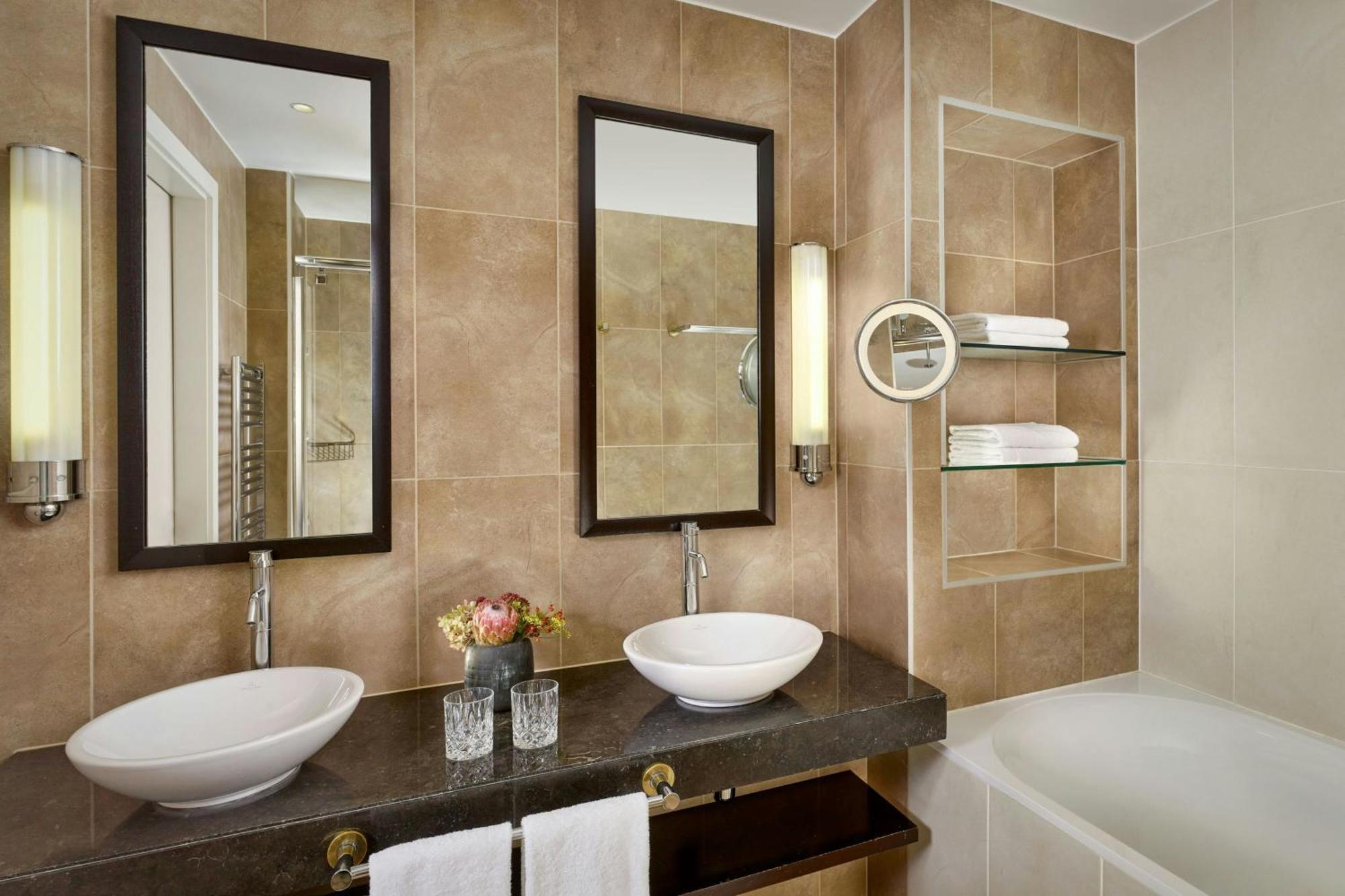 Junior Suite con 1 Letto King-Size e Vista Lago Frontale