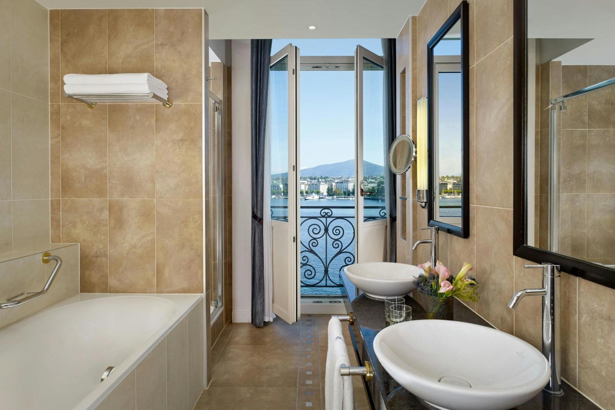 Lake Front Suite 1 Bedroom Suite 1 King Sofa bed Balcony
