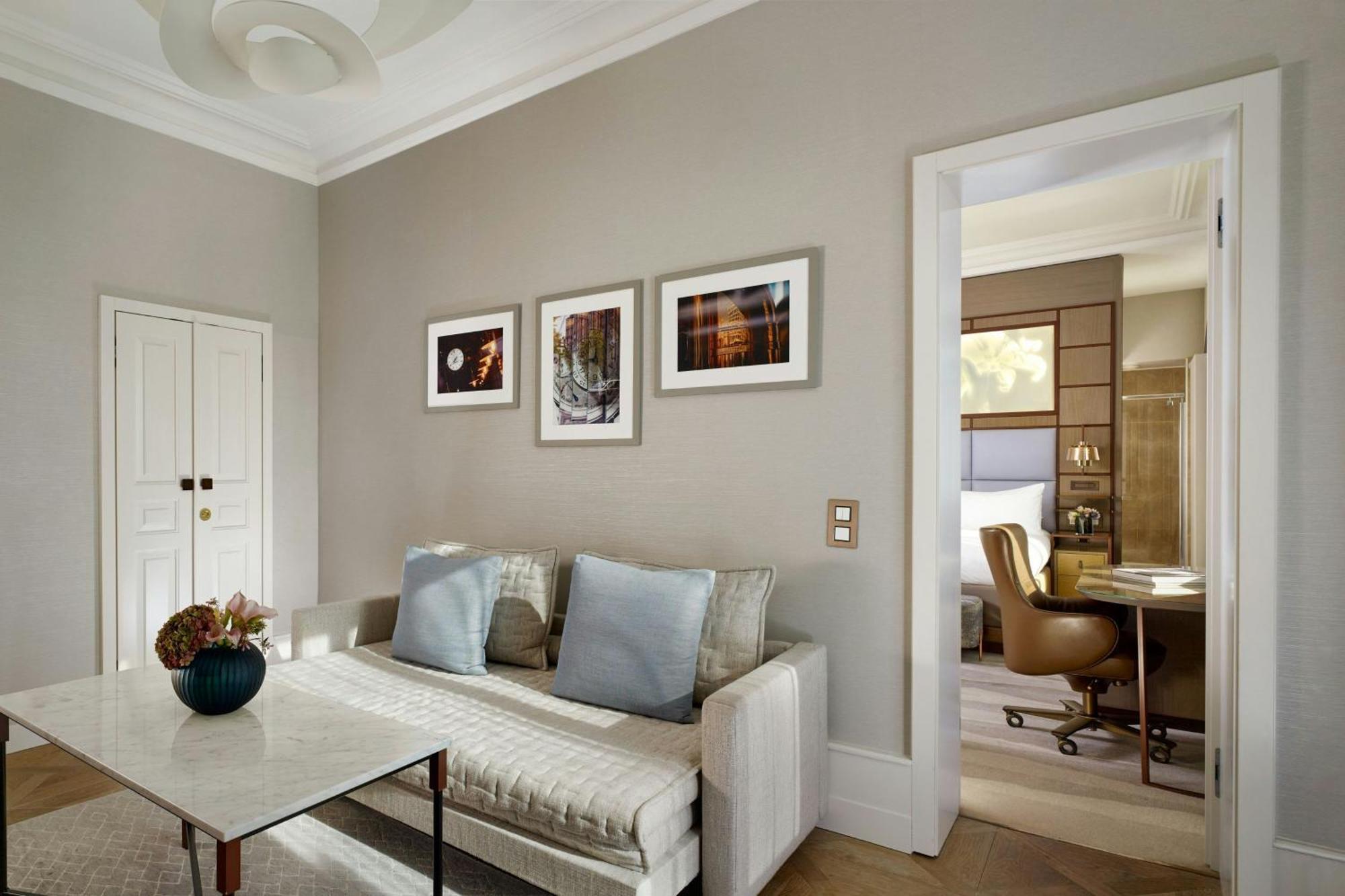 Lake Front Suite 1 Bedroom Suite 1 King Sofa bed Balcony