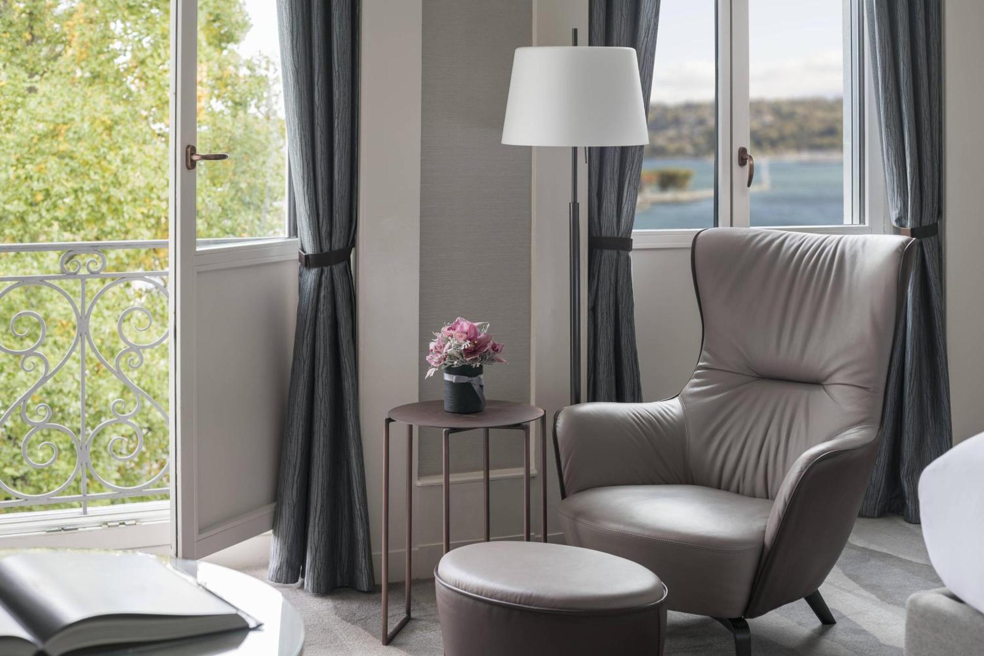 Deluxe Lake View Guest room 1 King Lake view