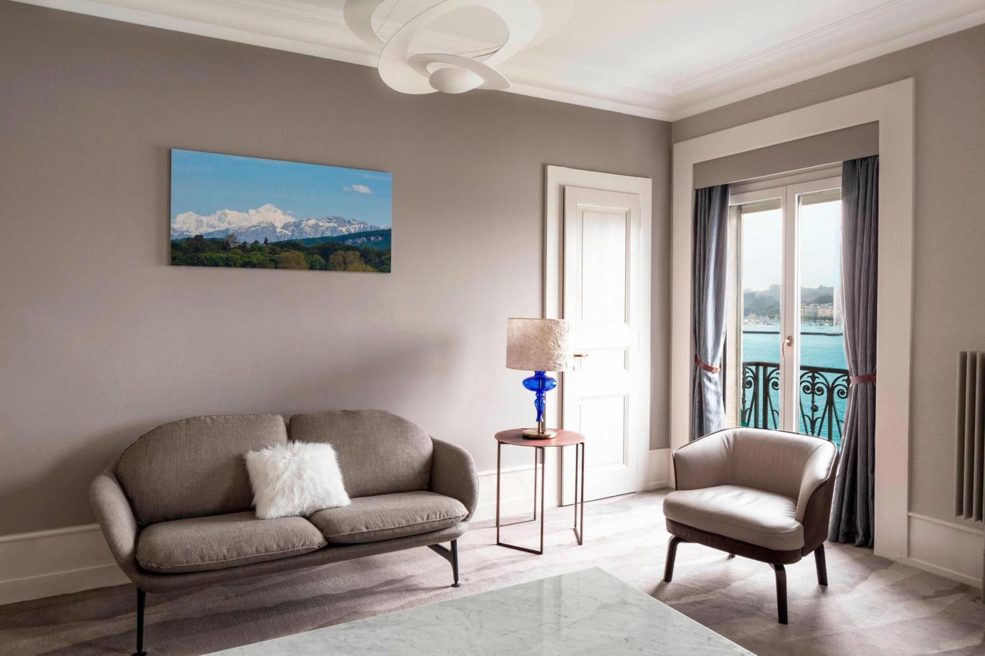 Lake Front Junior Suite Suite 1 King Lake Front view
