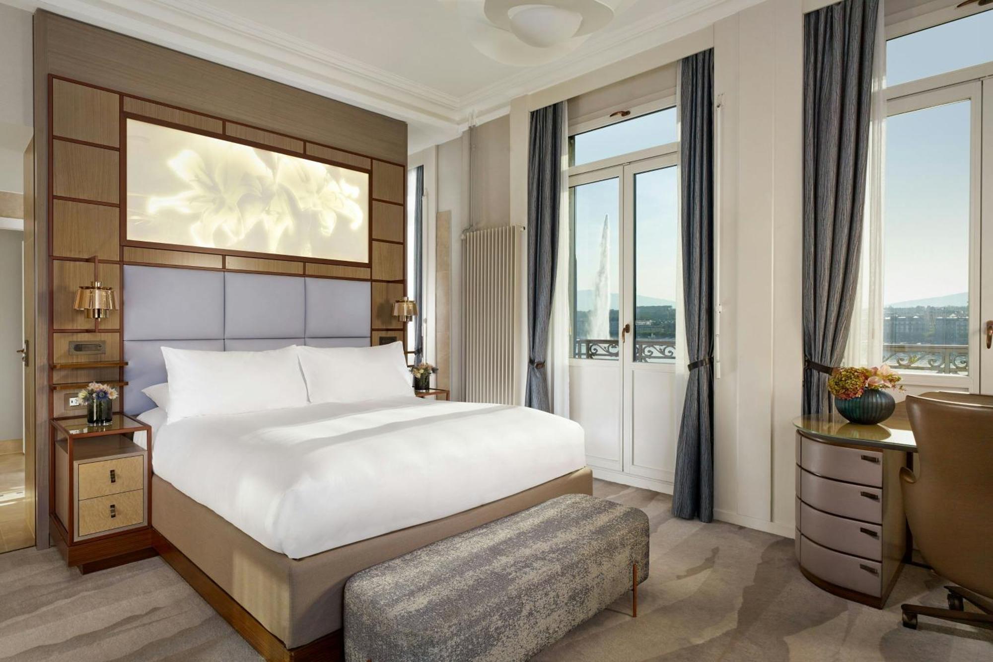 Lake Front Suite 1 Bedroom Suite 1 King Sofa bed Balcony