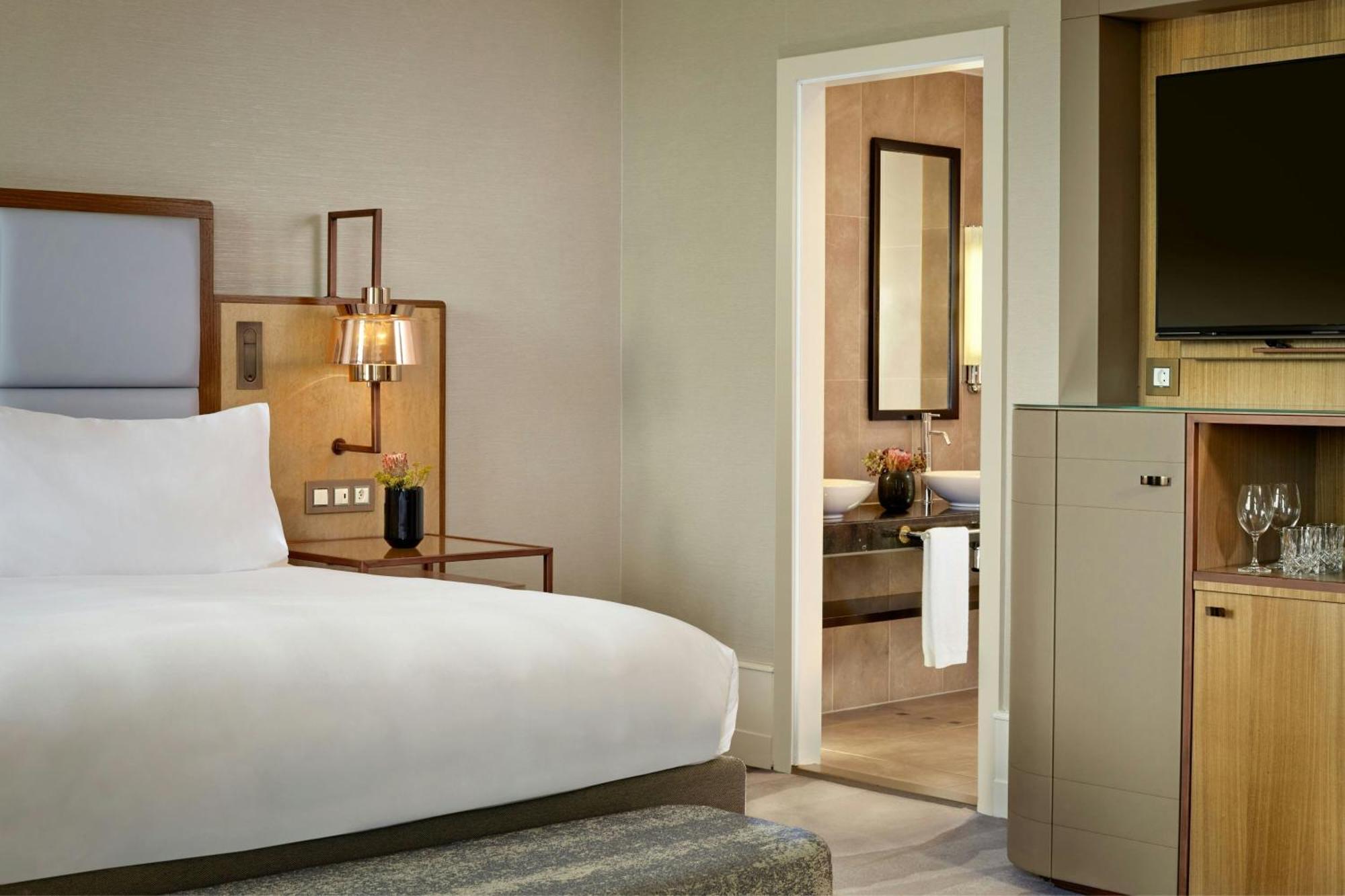 Lake Front Junior Suite Suite 1 King Lake Front view