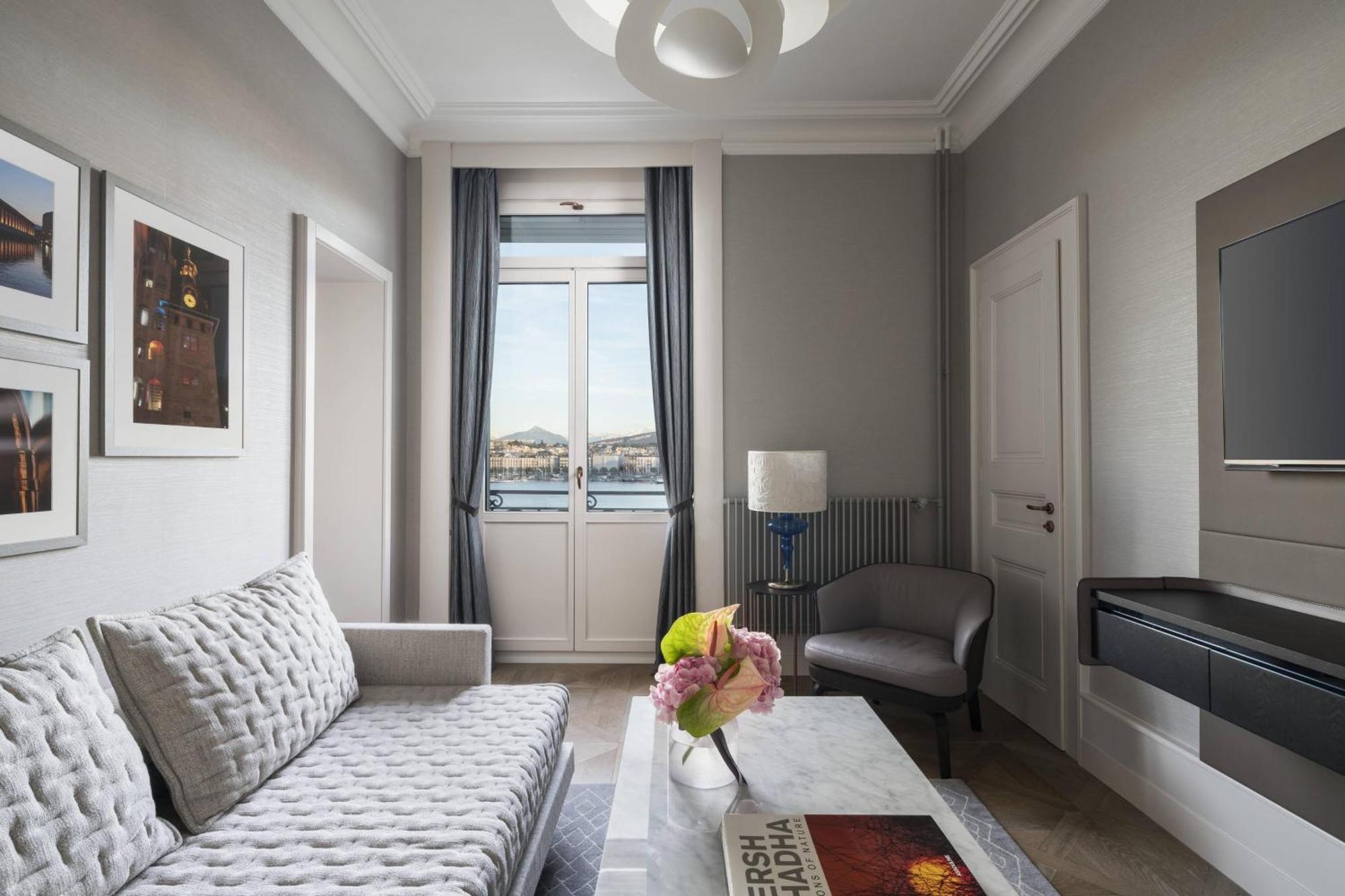 Lake Front Suite 1 Bedroom Suite 1 King Sofa bed Balcony
