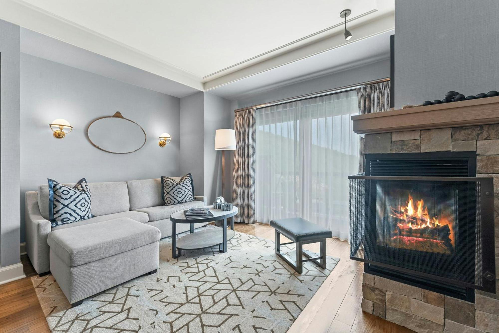 Deluxe 1 Bedroom Suite 1 King Valley view