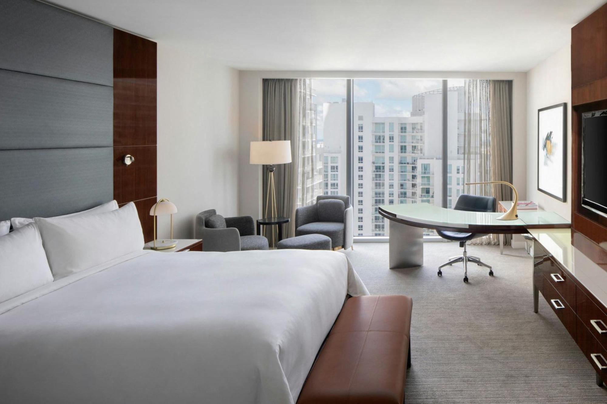 Deluxe Guest room 1 King City view