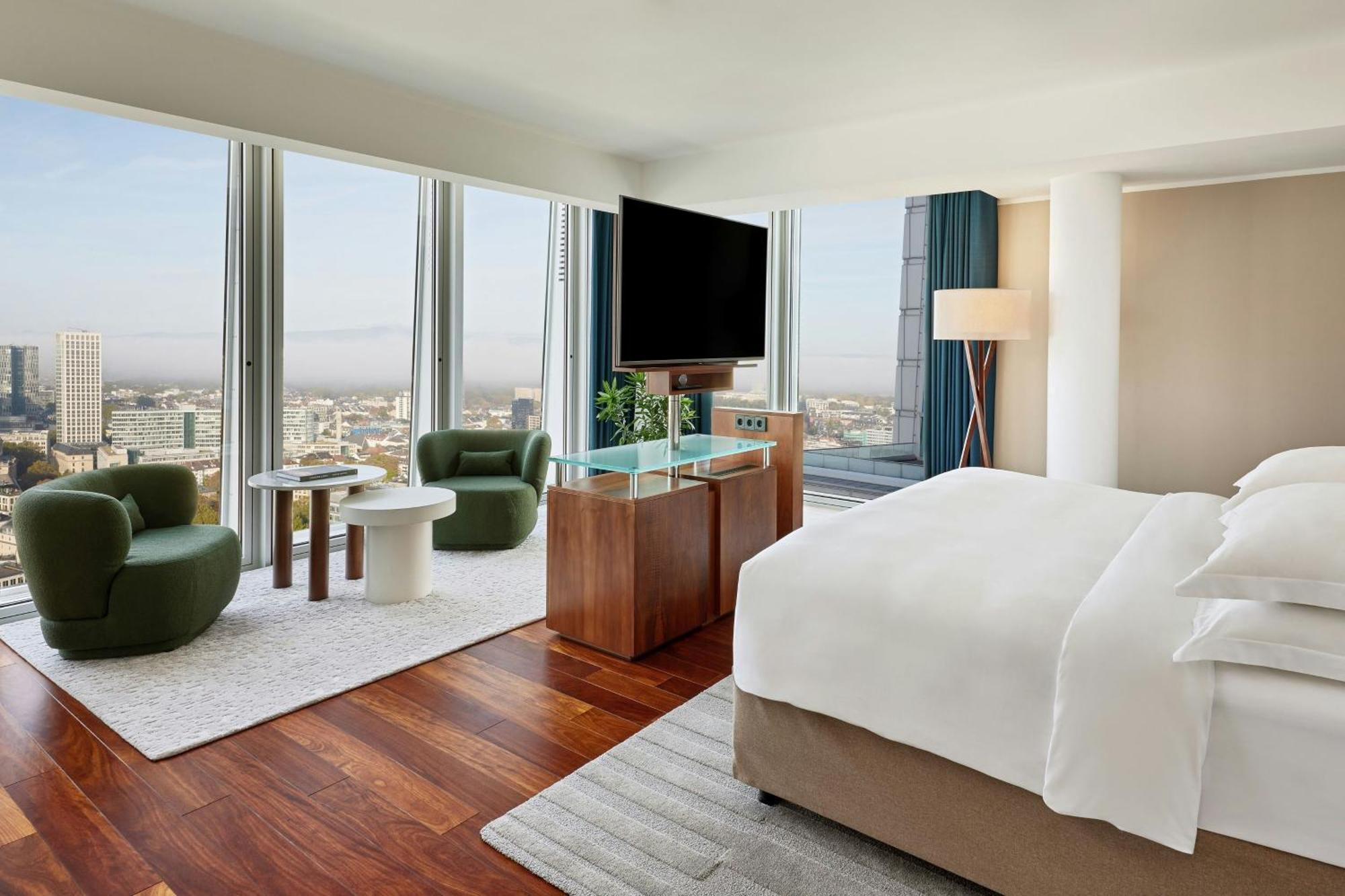 Skyline Junior King Suite