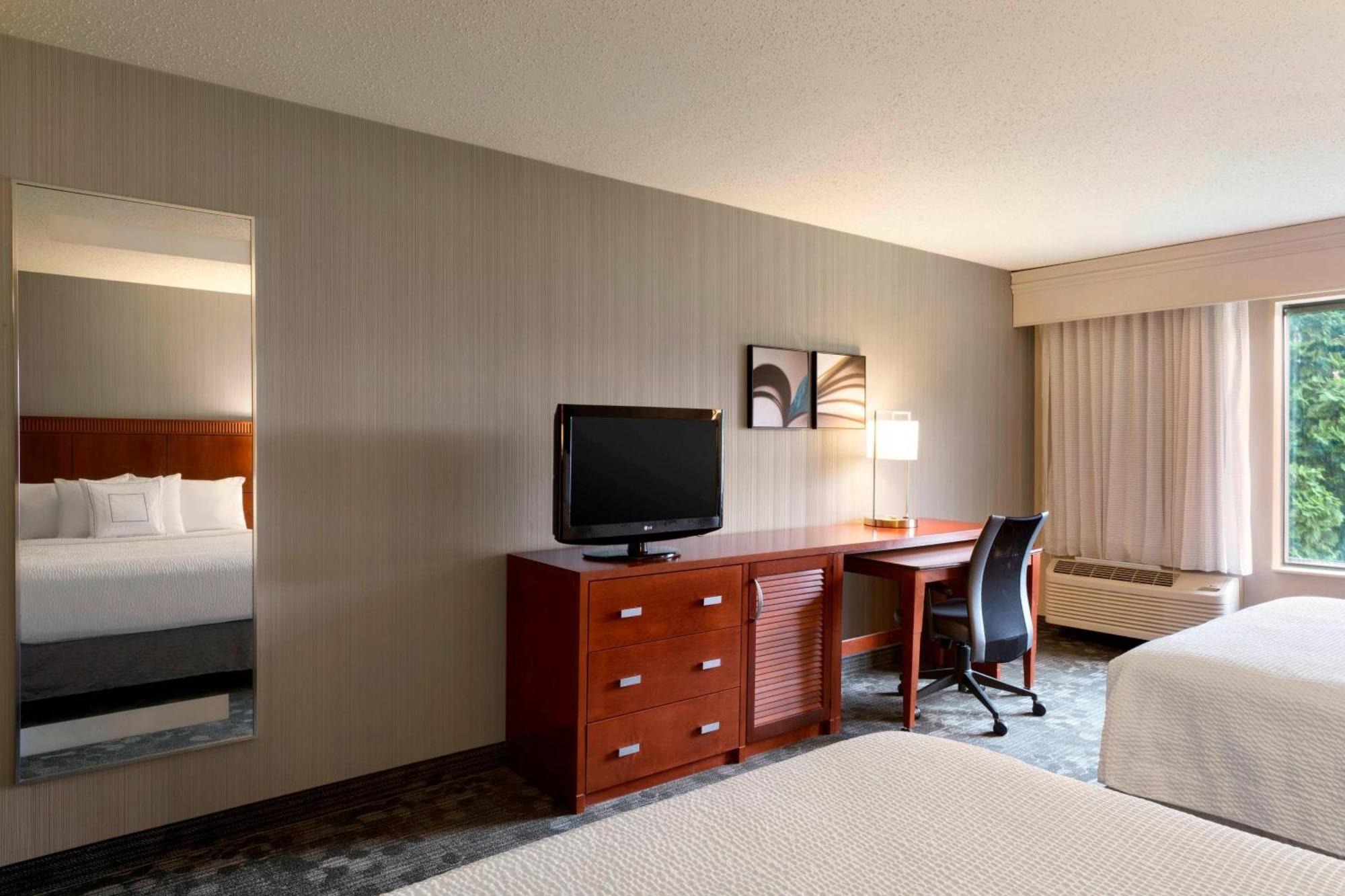 Queen Room Two Queen Beds Bathtub Transfer Shower Mobility Access or Hearing Accessible