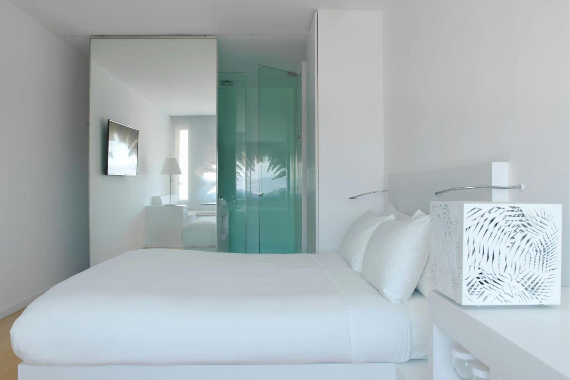 Superior King Room City View
