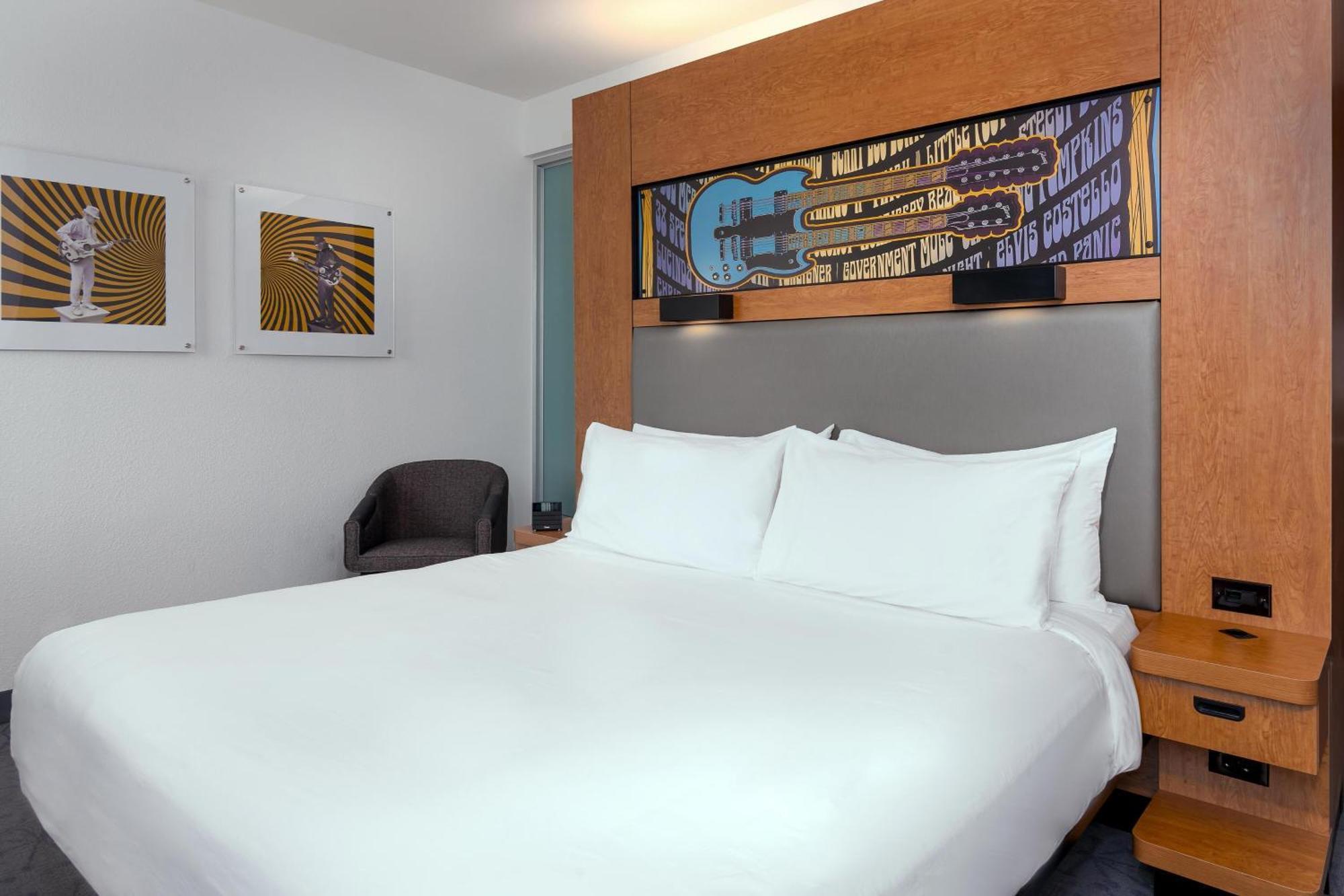 KING ROOM W/MOUNTAIN VIEW