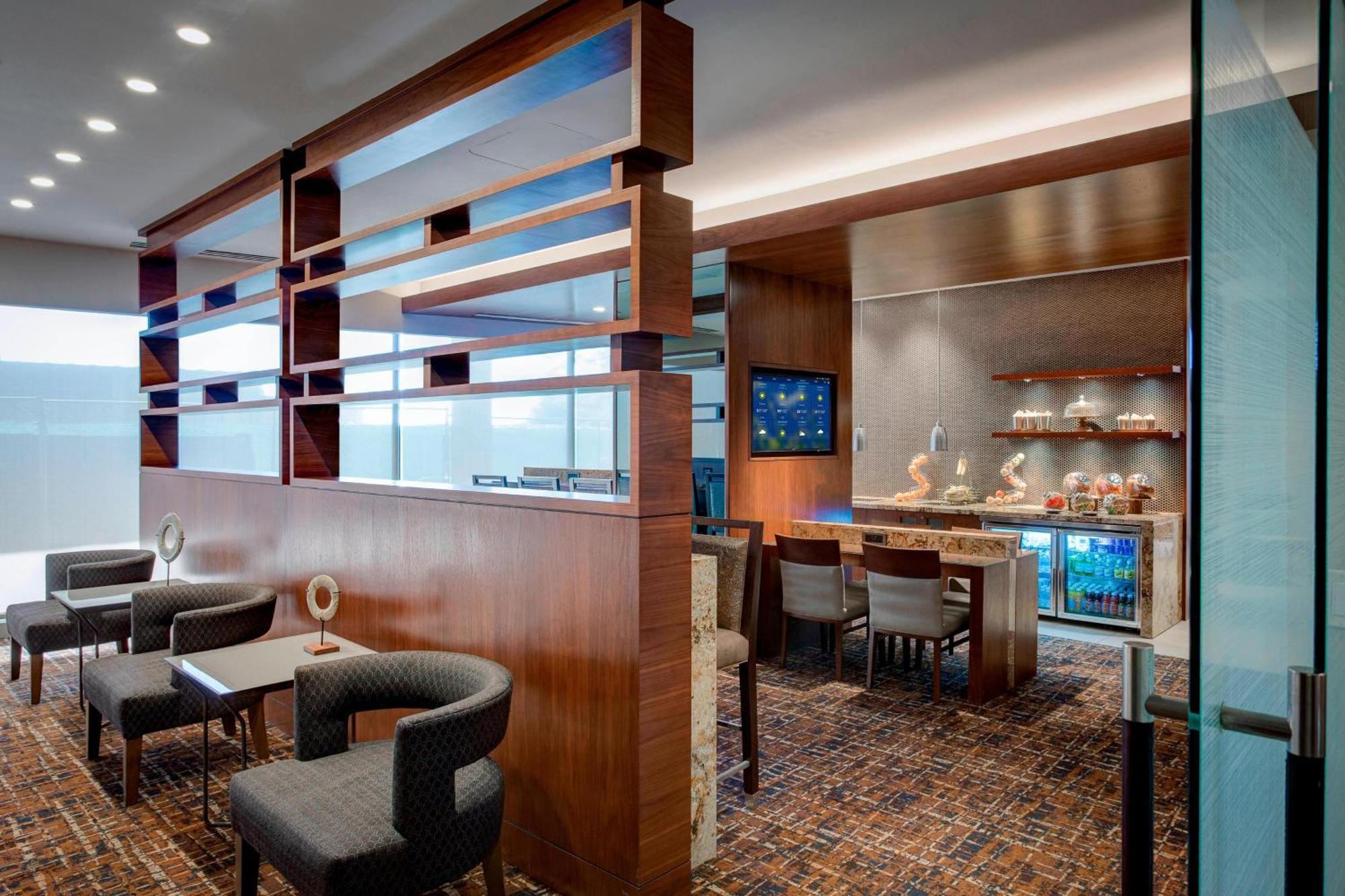M Club lounge access Guest room 1 King