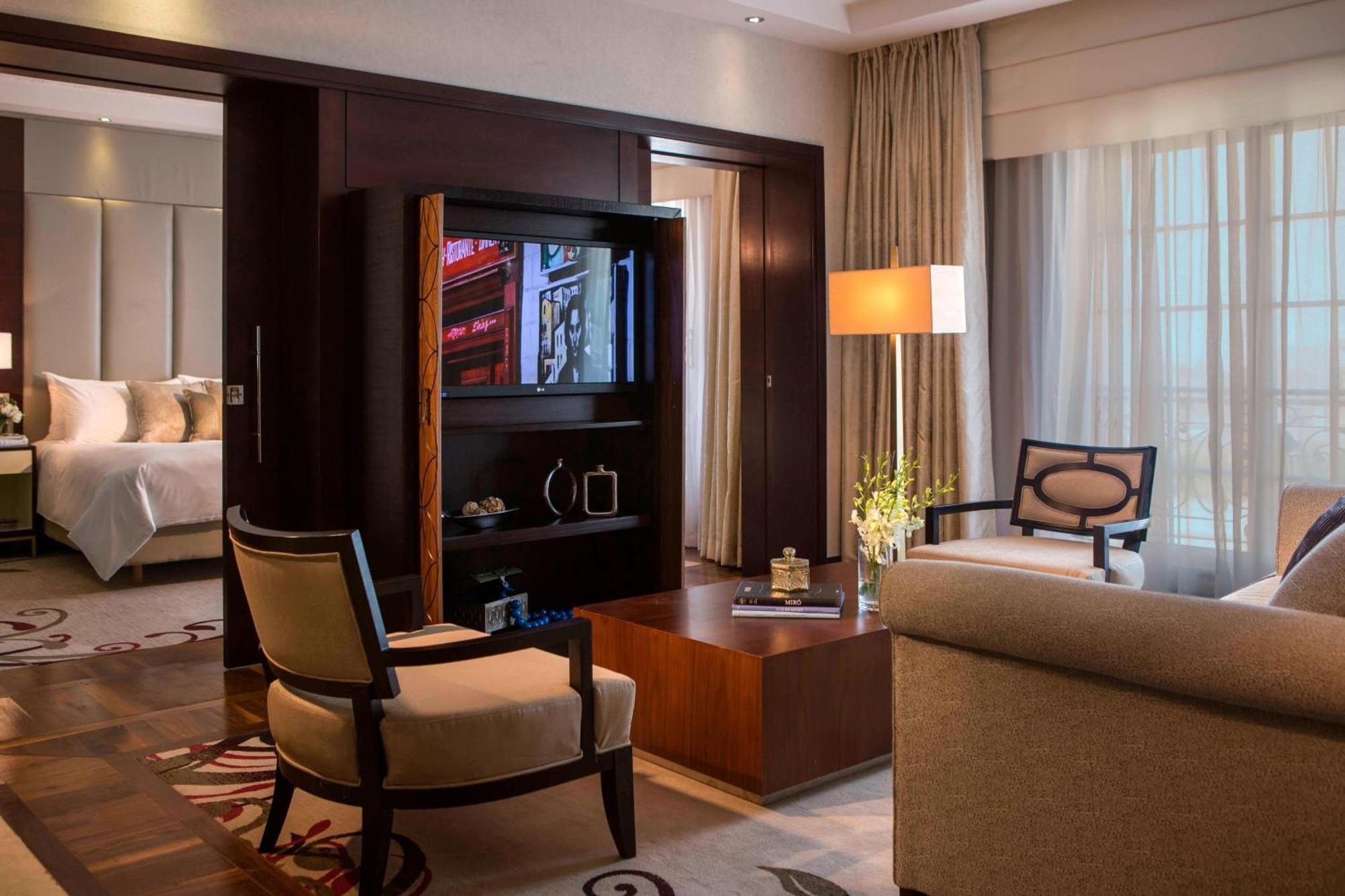 Executive Suite Club Lounge Access 1 King bed